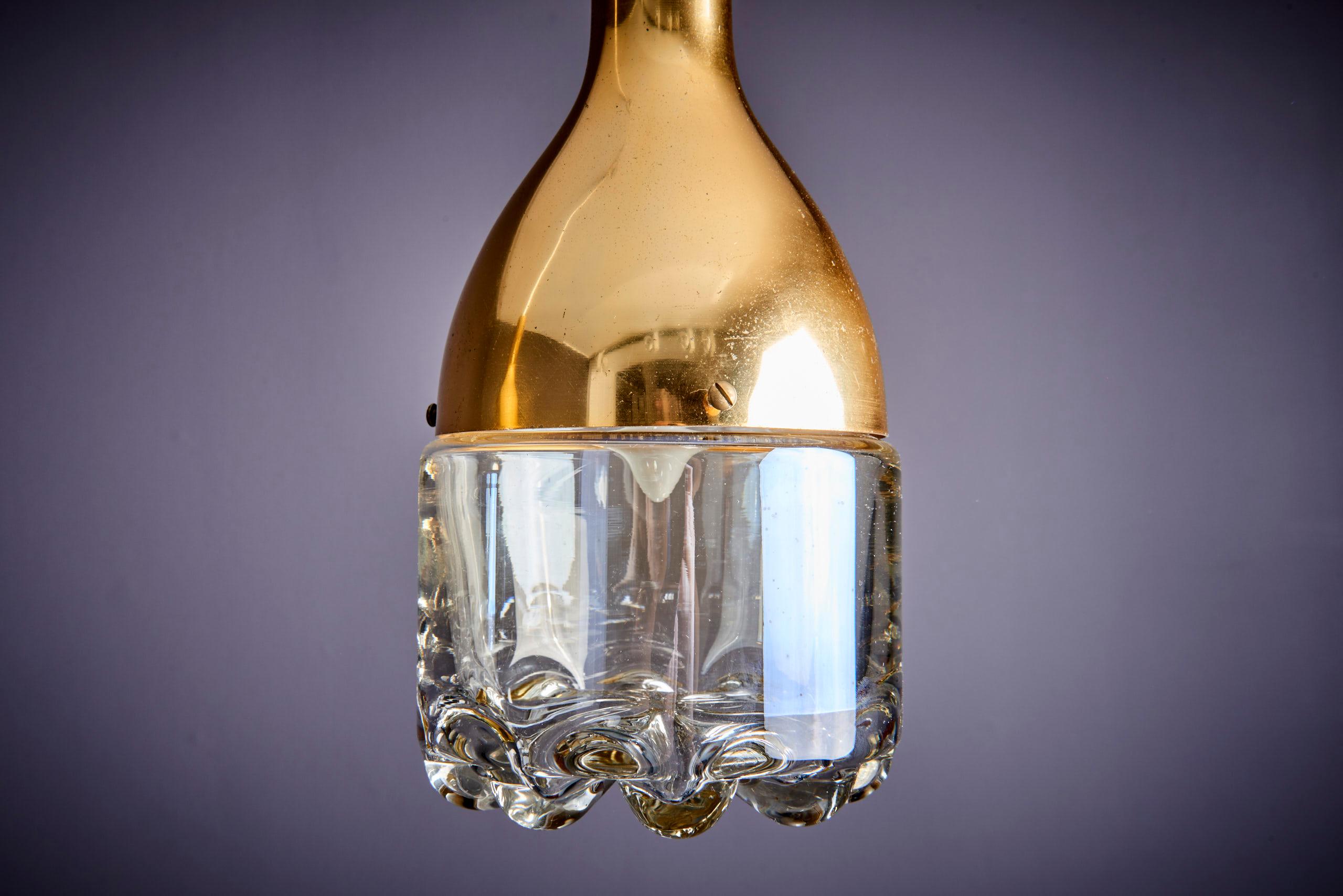 Una lampada a sospensione degli anni '60 in ottone e vetro In condizioni buone in vendita a Berlin, DE