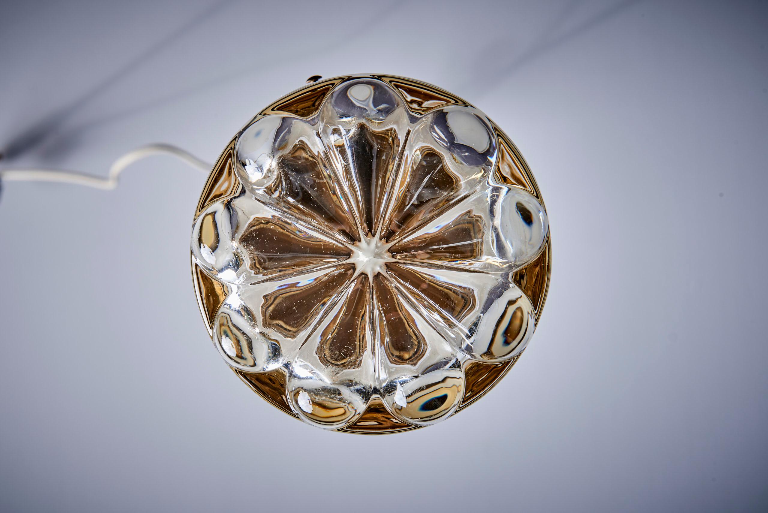 Una lampada a sospensione degli anni '60 in ottone e vetro in vendita 1