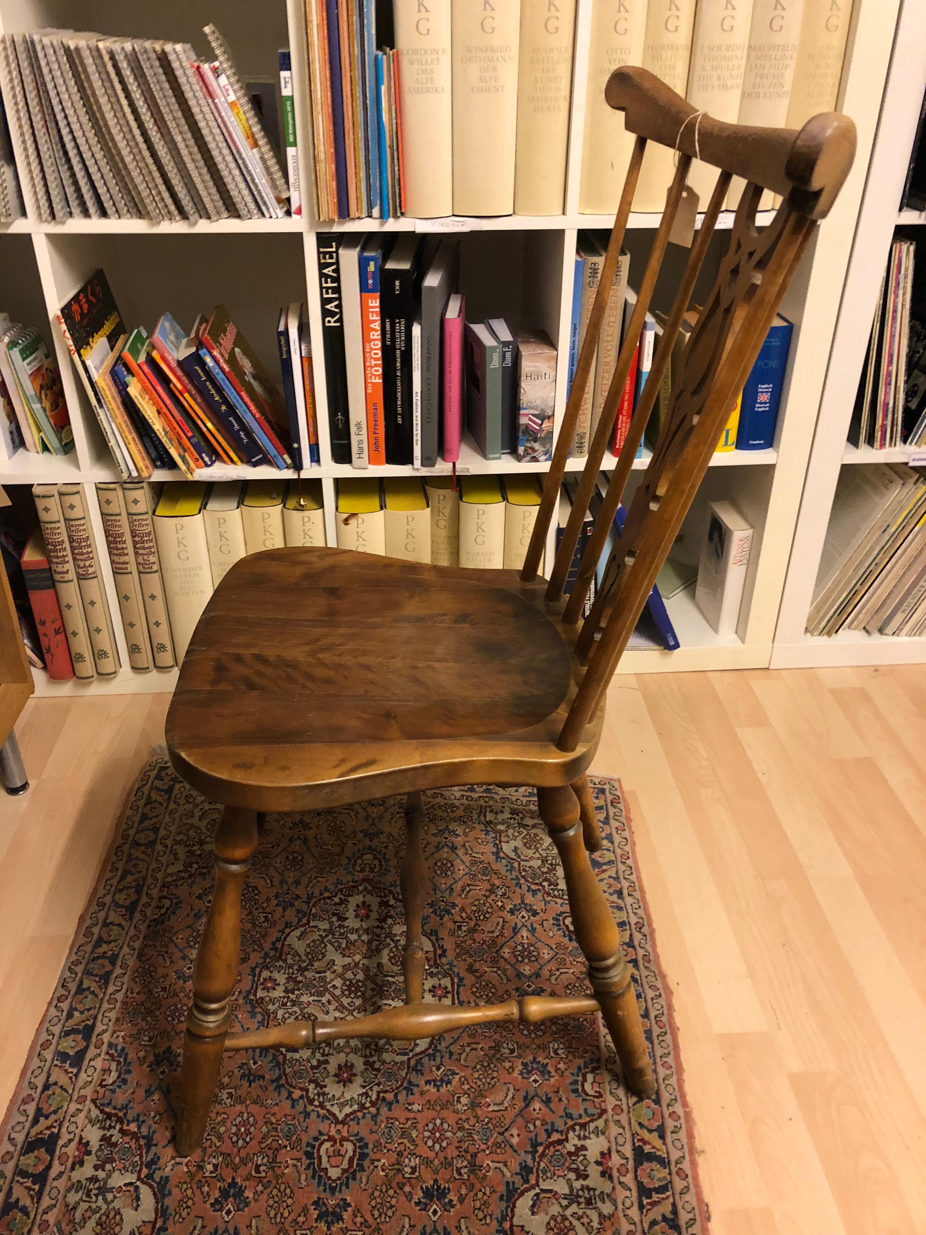 One Antique Rustic Comb Yew Windsor Wood English Bow-Back Chair In Excellent Condition In Sofia, BG