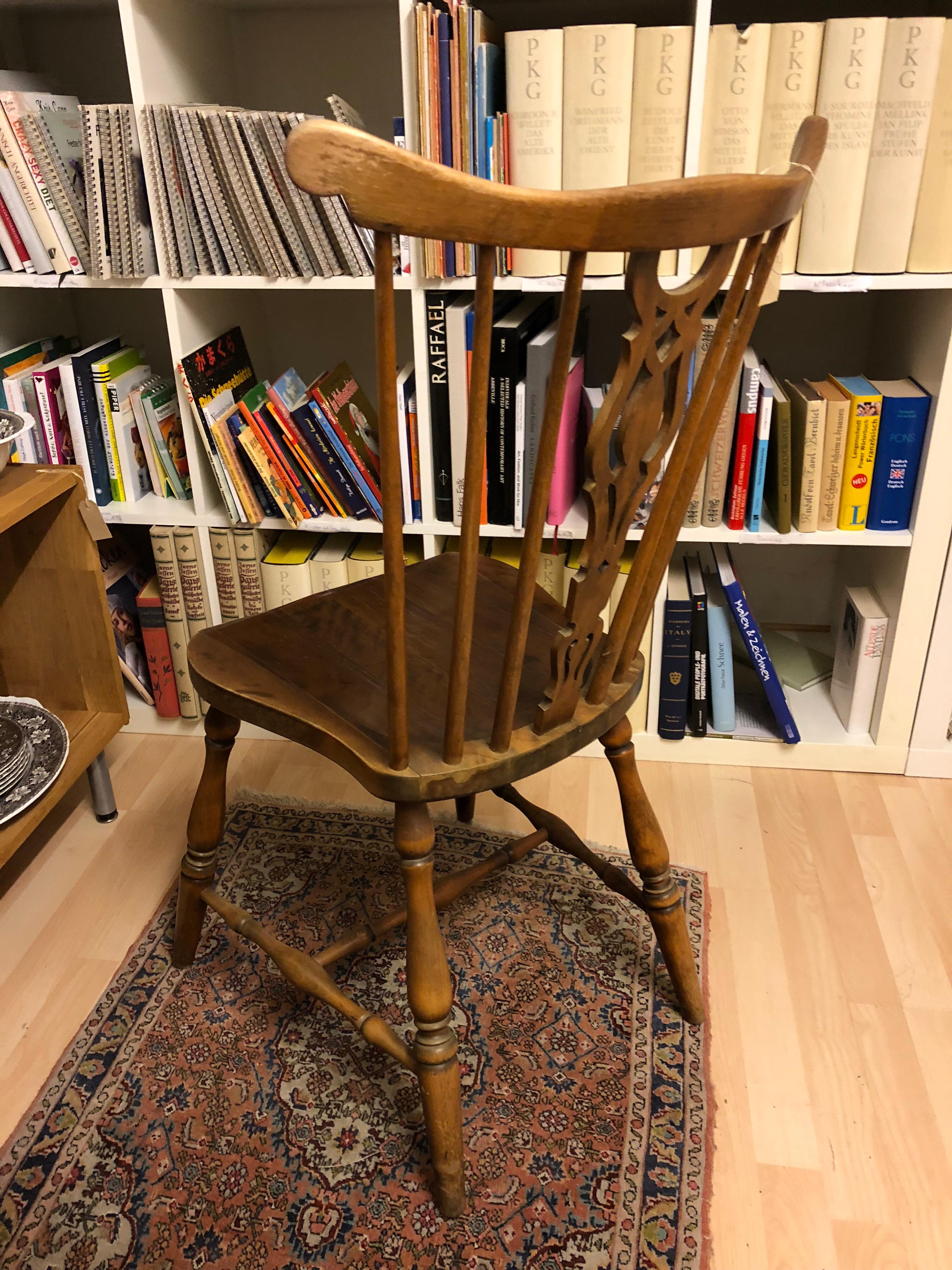 One Antique Rustic Comb Yew Windsor Wood English Bow-Back Chair im Zustand „Hervorragend“ in Sofia, BG