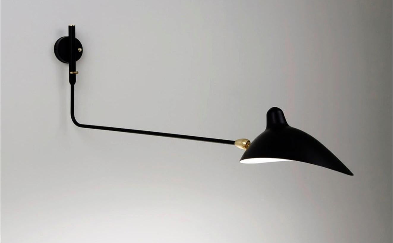 El candelabro giratorio de 1 brazo (recto) se coloca encima de un escritorio, un sillón o una cama. Su rotación de pared a pared permite una iluminación que agradecerás, sobre todo como lámpara de lectura. Ten en cuenta que esta lámpara es la única