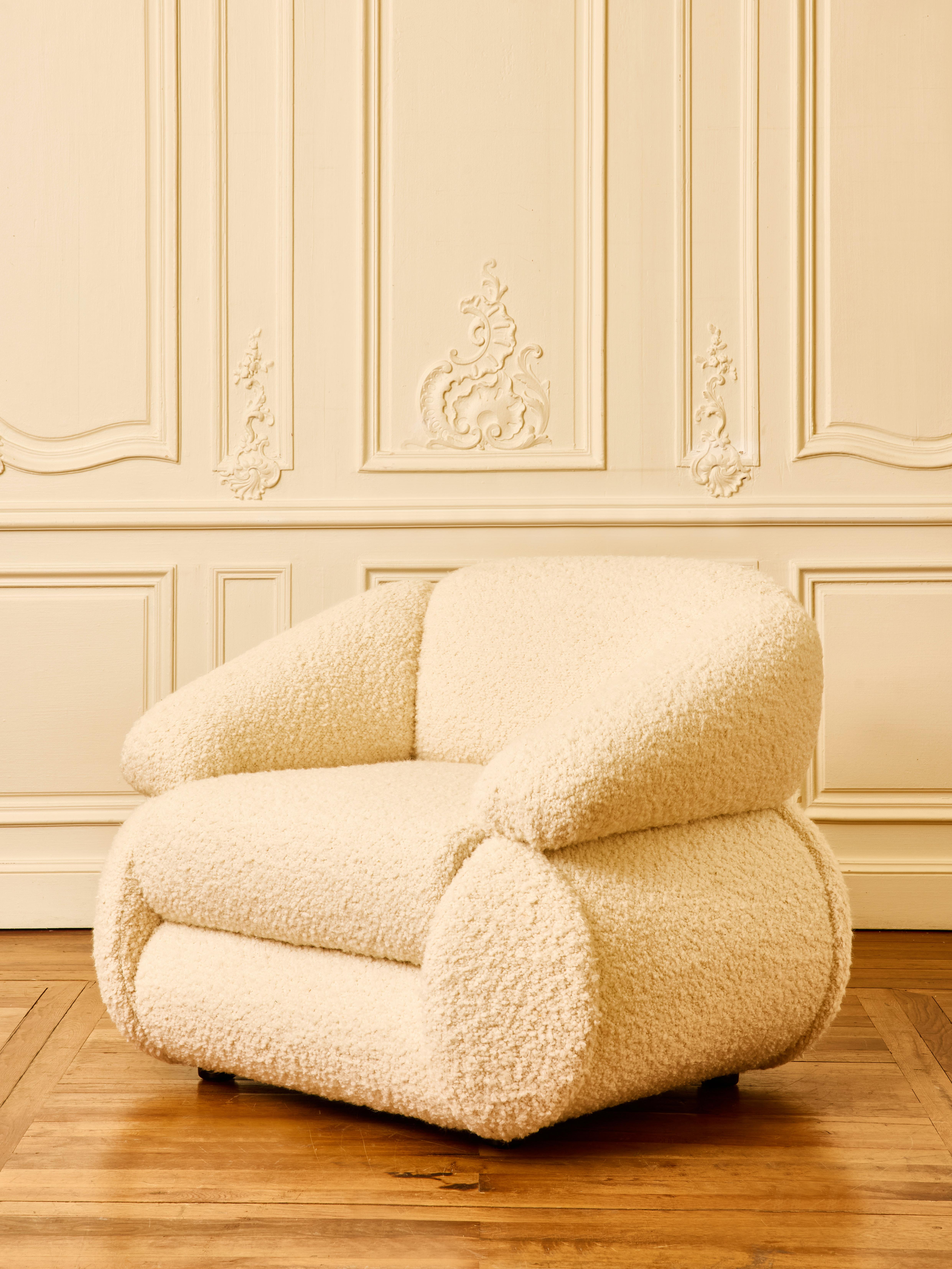 Hervorragender und bequemer Sessel mit Bouclette-Stoff bezogen.
Gestaltung durch das Studio Glustin.
Frankreich, 2025.

Kann in COM bestellt werden.