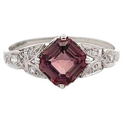 Une bague filigrane Art déco en platine avec saphir de 2,02 carats et diamants