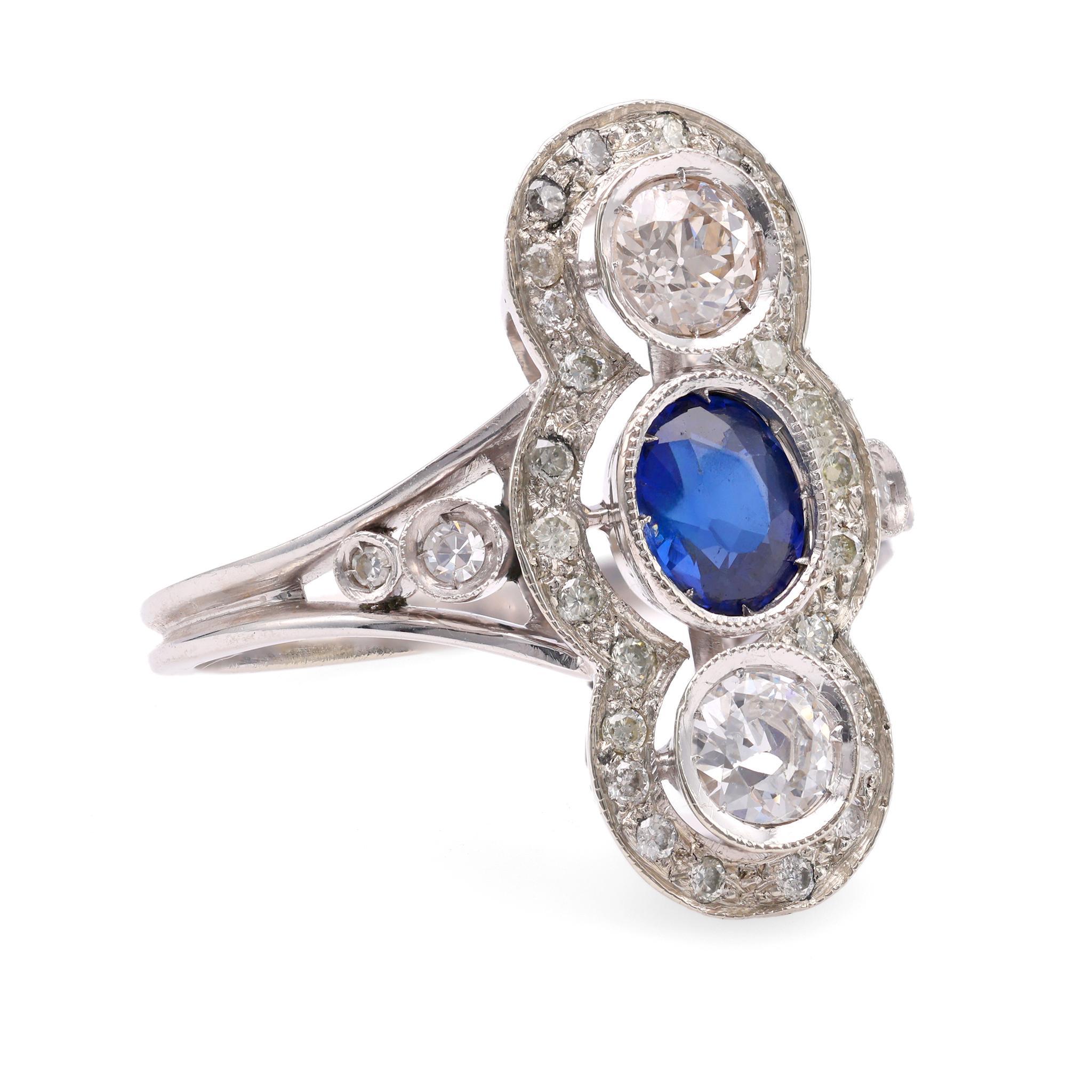 Einer Art Deco Revival Saphir-Diamant-Ring aus 18 Karat Weißgold (Art déco) im Angebot