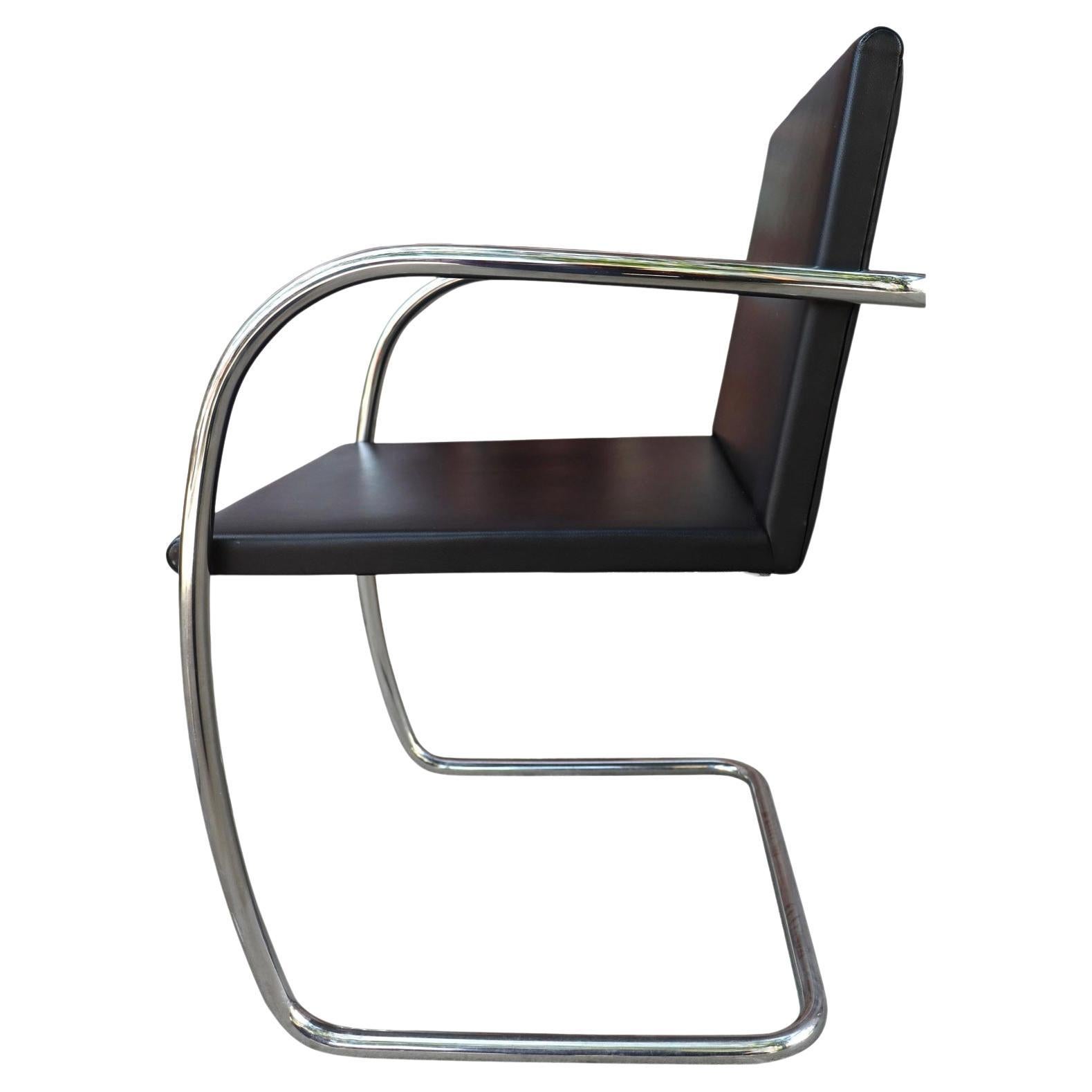 Ein schwarzer Lederstuhl Brünn mit Rohrgestell und dünnem pad Sitz und Rückenlehne wie im Originaldesign.

Ludwig Mies van der Rohe von Knoll. Wunderschön, sehr wenig benutzt. 800 pro Stuhl. Ein Stuhl übrig. 

Maße: Armhöhe 27,5