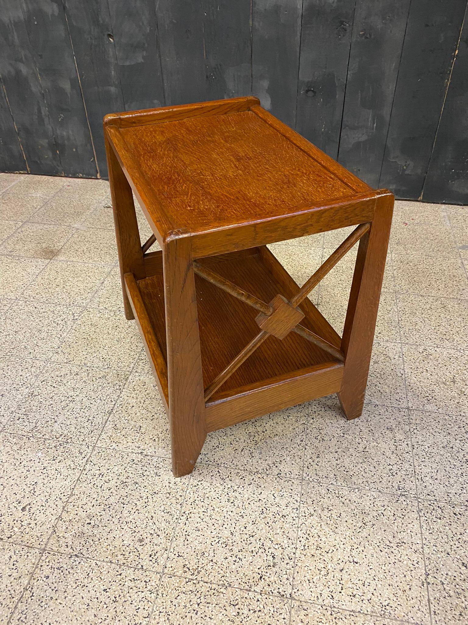 Mid-Century Modern Une table de chevet en chêne et placage de chêne, vers 1950 en vente
