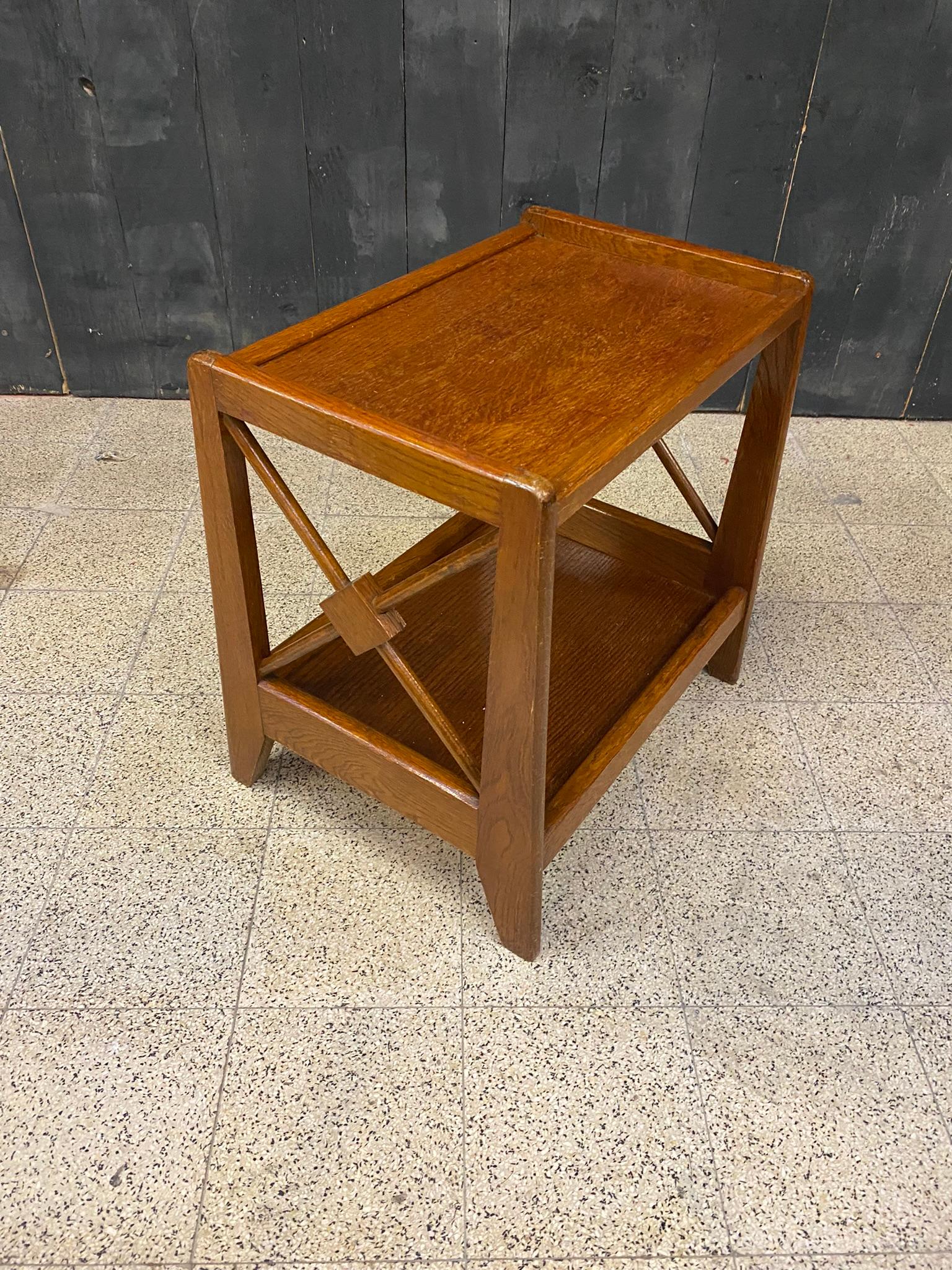 Français Une table de chevet en chêne et placage de chêne, vers 1950 en vente