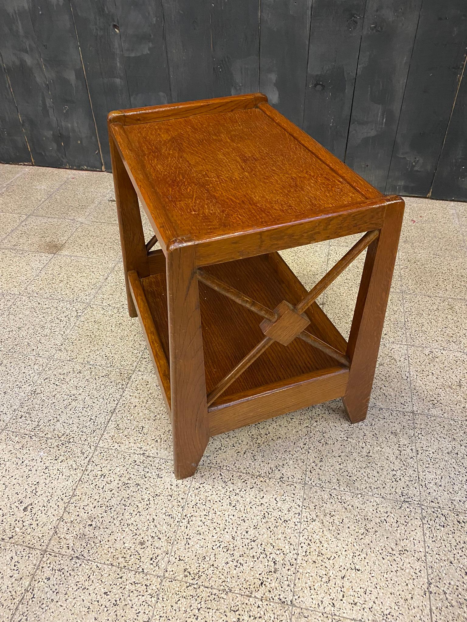 Une table de chevet en chêne et placage de chêne, vers 1950 Bon état - En vente à Saint-Ouen, FR