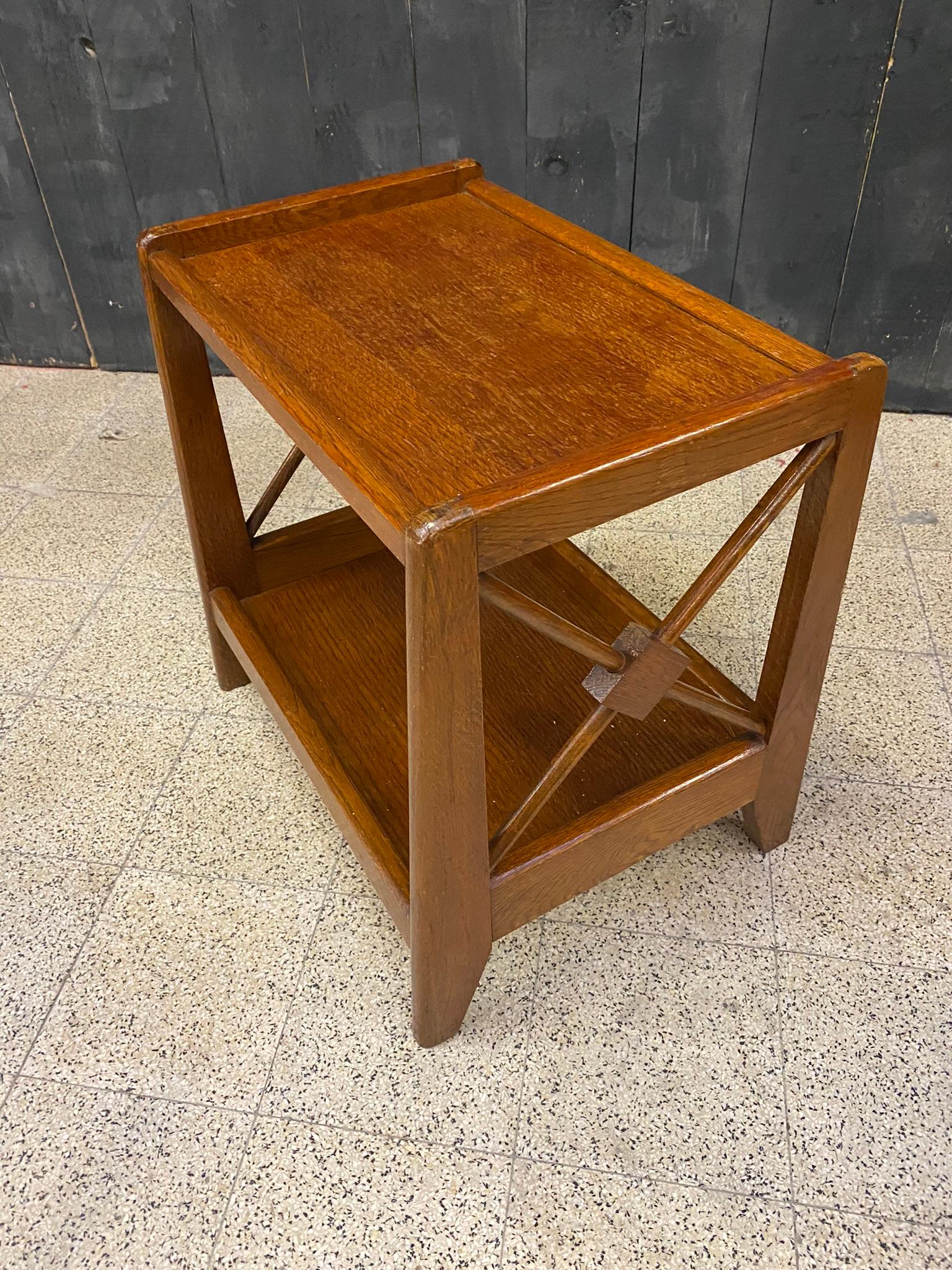 Une table de chevet en chêne et placage de chêne, vers 1950 en vente 1