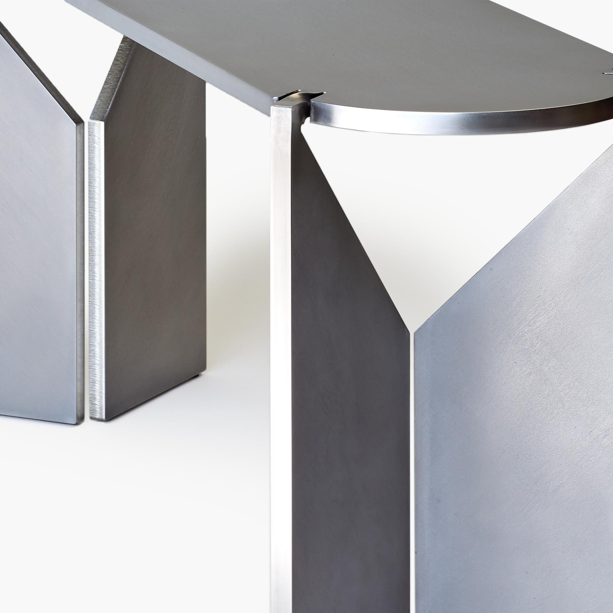  Voici le banc ONE, un témoignage de simplicité et de force au sein de la famille ONE. Fabriqué à partir d'une seule feuille de métal, il passe d'une surface plane à une forme tridimensionnelle dynamique, faisant écho à la résilience et à l'art des