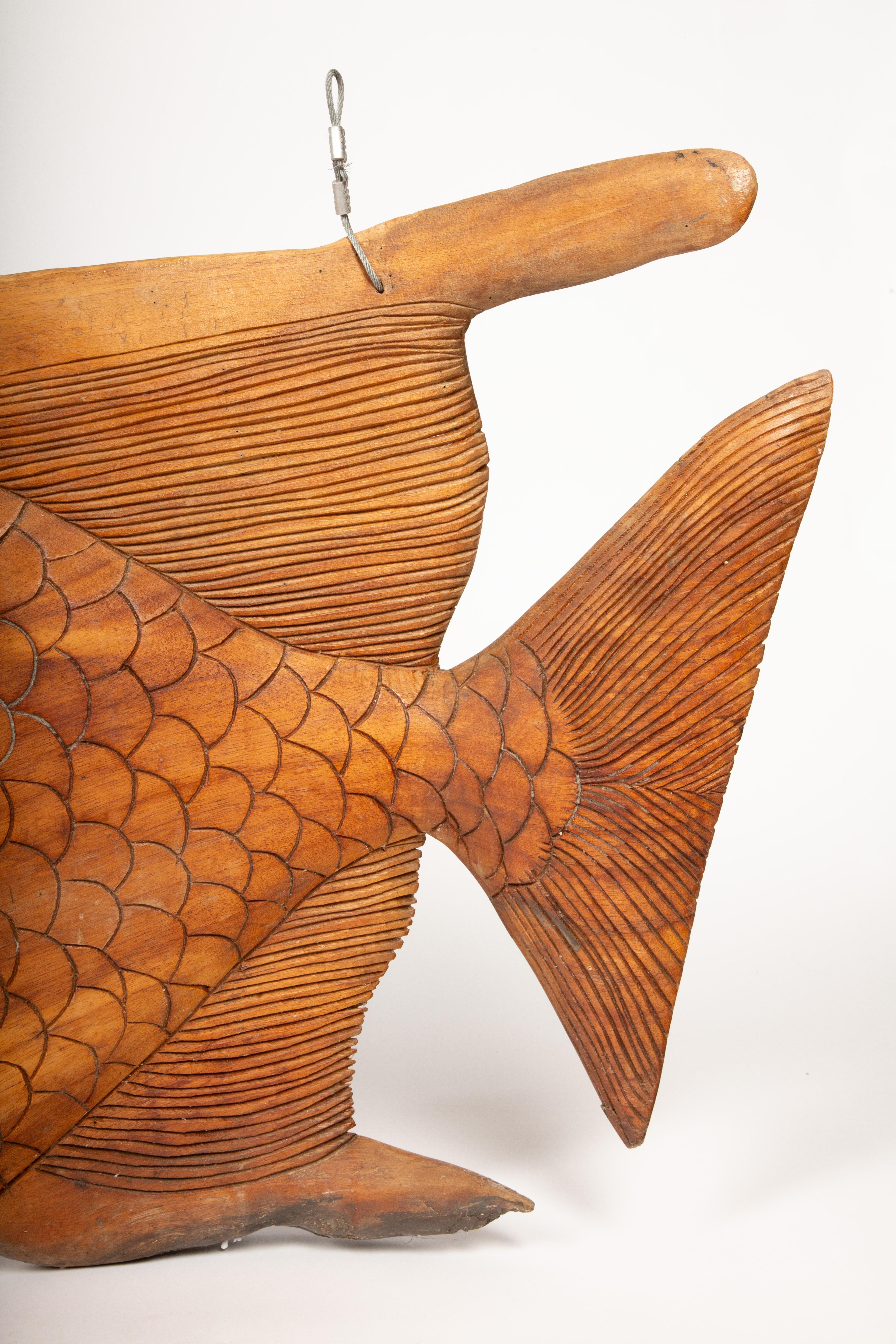 Une grosse prise : Énorme enseigne commerciale en bois sculptée à la main représentant un poisson en vente 4