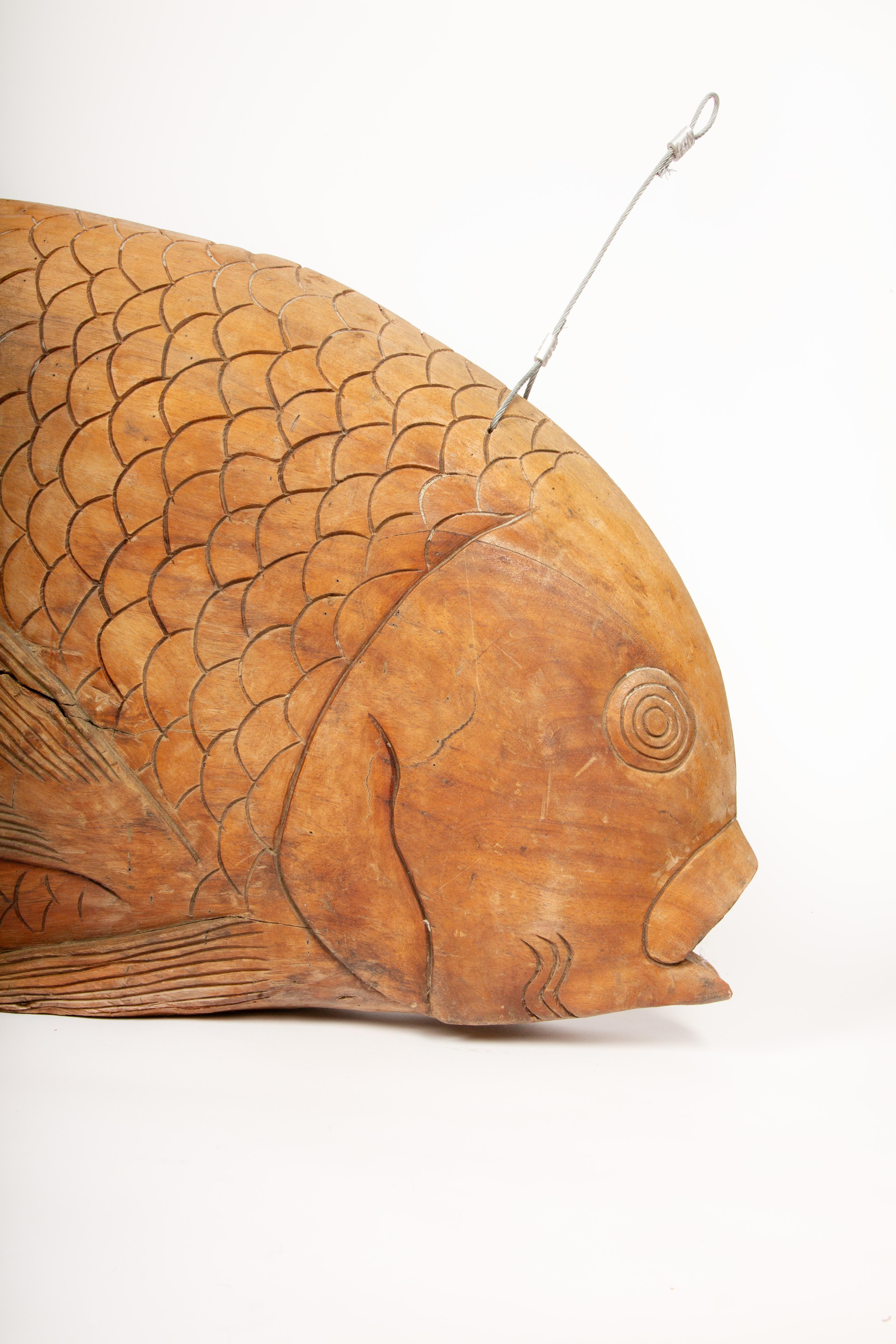 Sculpté à la main Une grosse prise : Énorme enseigne commerciale en bois sculptée à la main représentant un poisson en vente