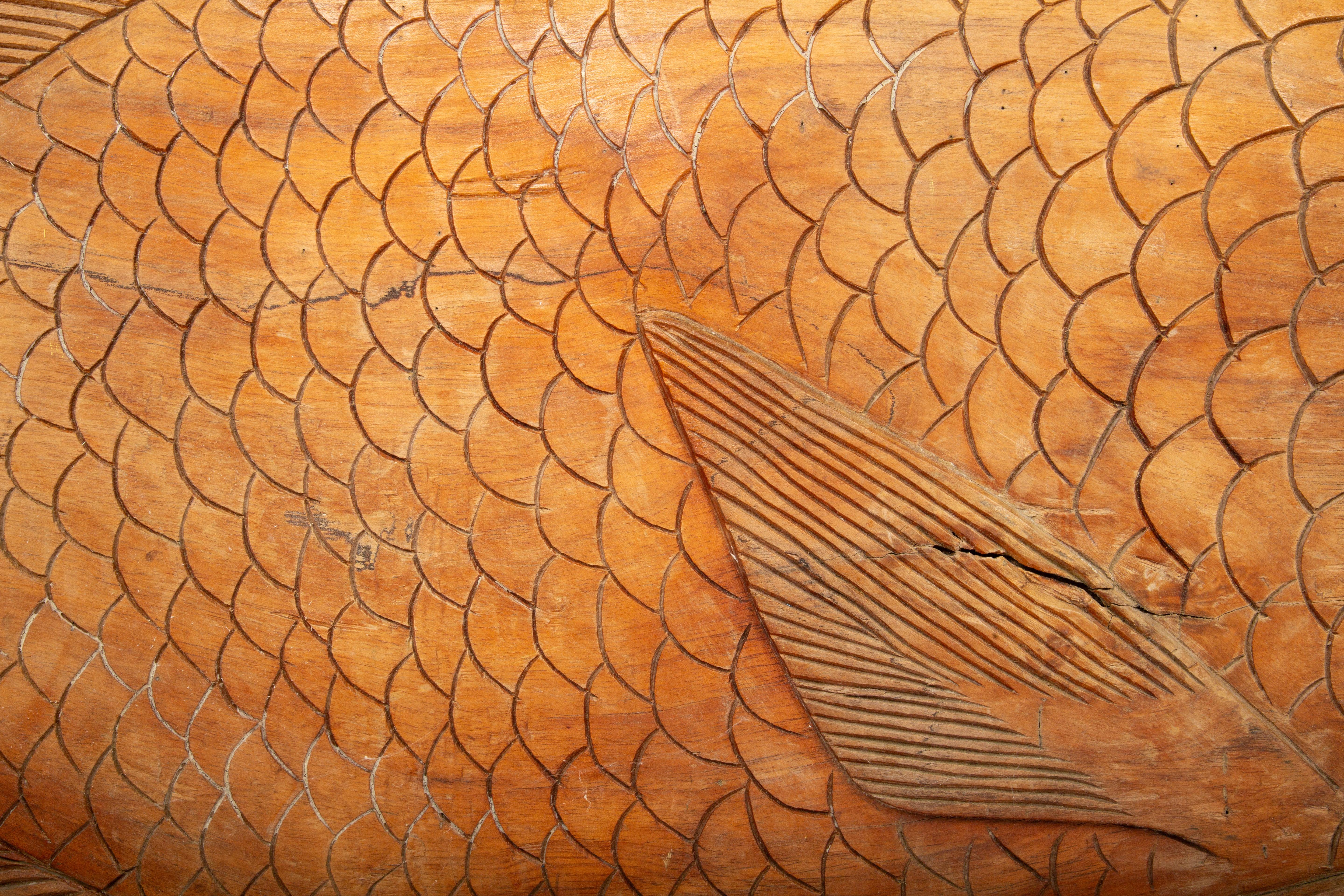 Une grosse prise : Énorme enseigne commerciale en bois sculptée à la main représentant un poisson Excellent état - En vente à New York, NY