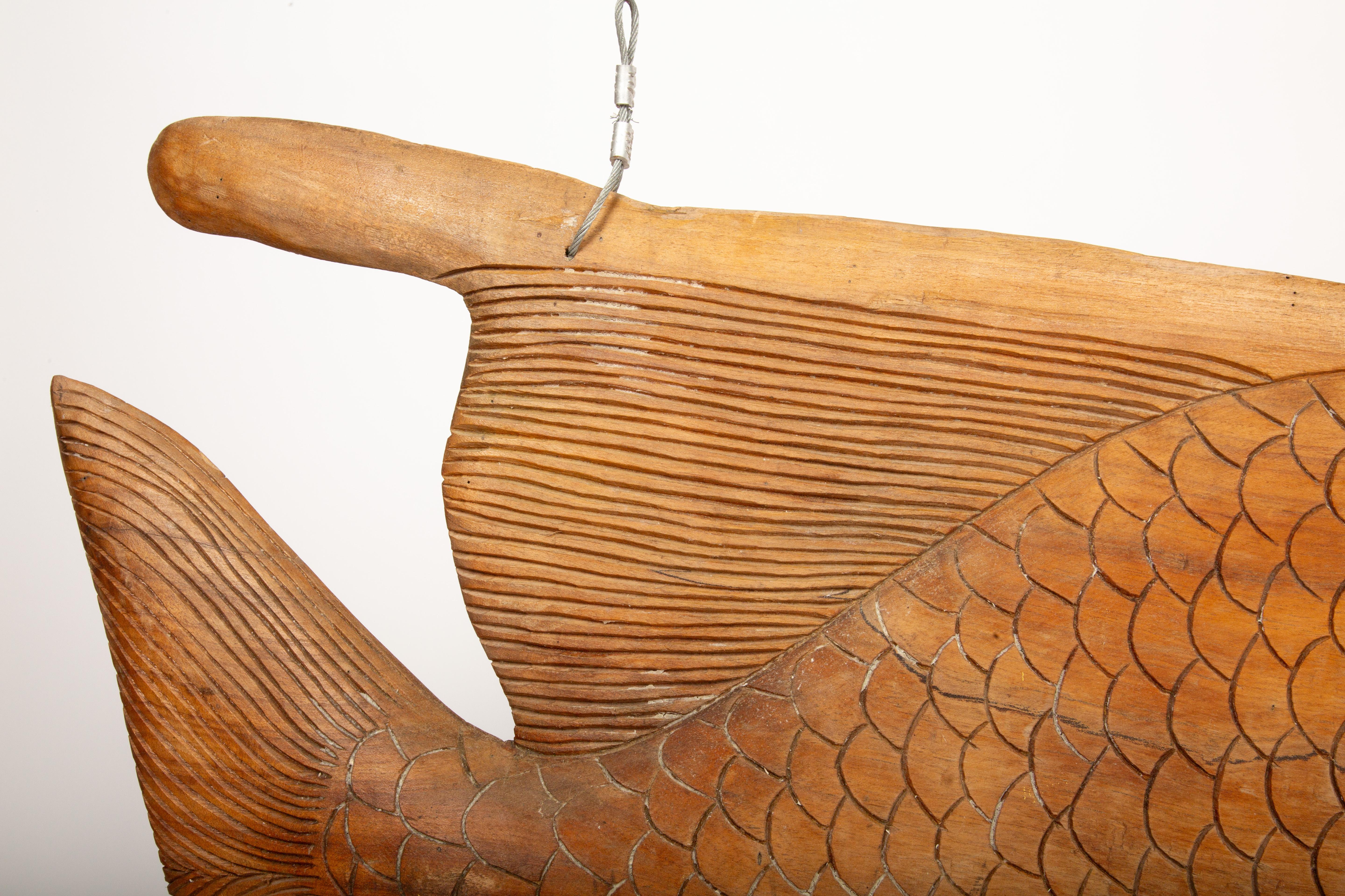 20ième siècle Une grosse prise : Énorme enseigne commerciale en bois sculptée à la main représentant un poisson en vente