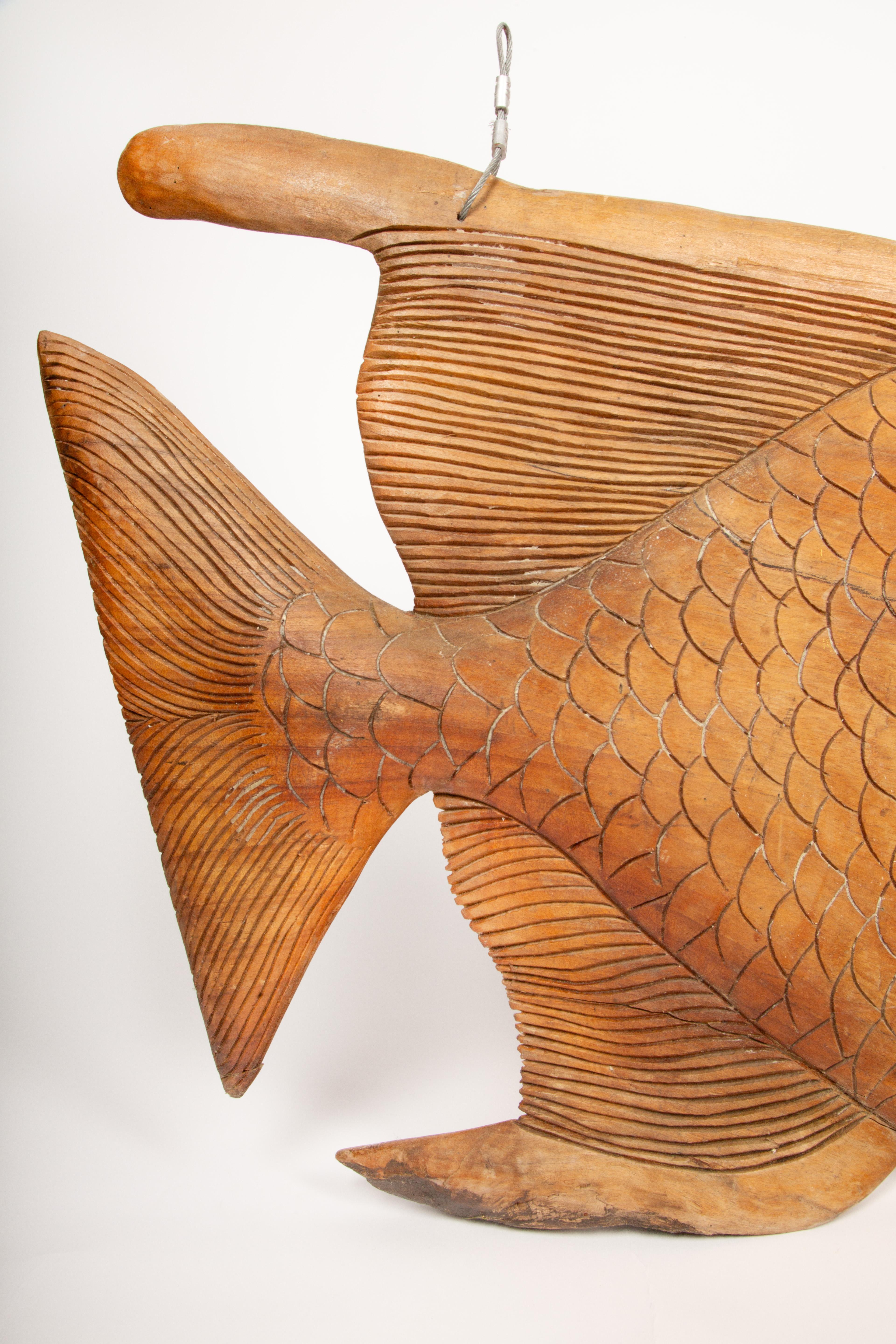 Bois Une grosse prise : Énorme enseigne commerciale en bois sculptée à la main représentant un poisson en vente