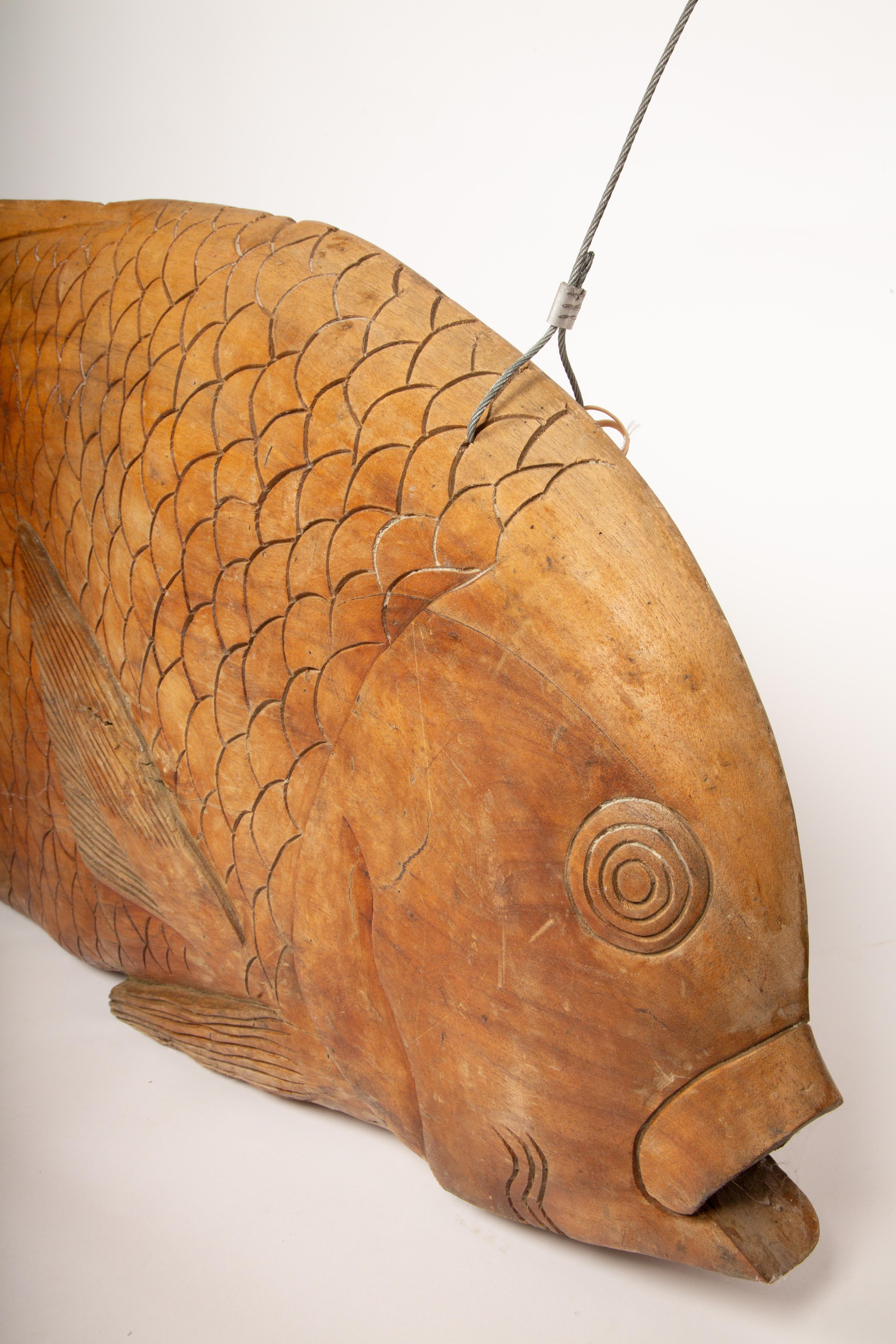 Une grosse prise : Énorme enseigne commerciale en bois sculptée à la main représentant un poisson en vente 1