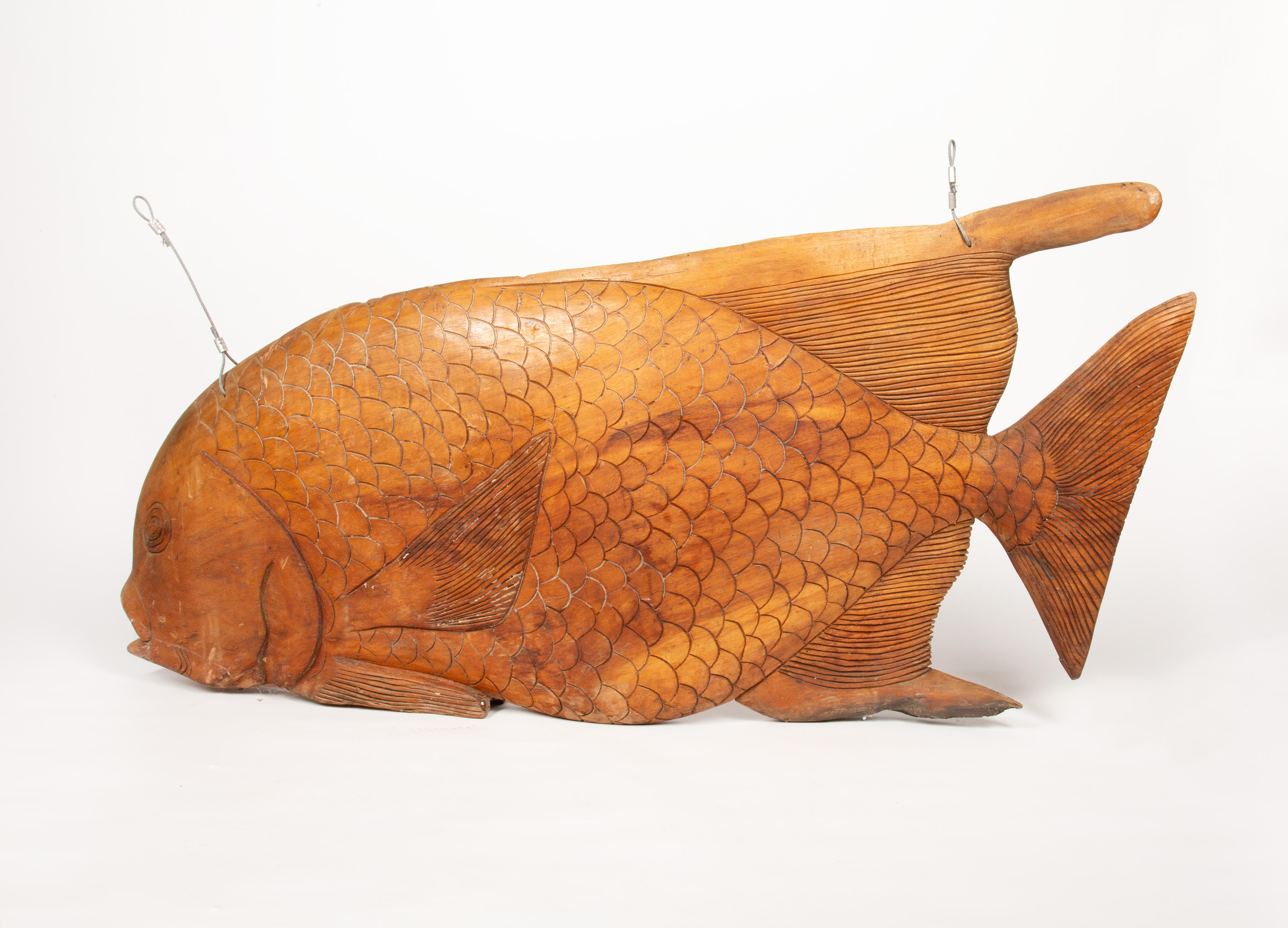 Une grosse prise : Énorme enseigne commerciale en bois sculptée à la main représentant un poisson en vente 2