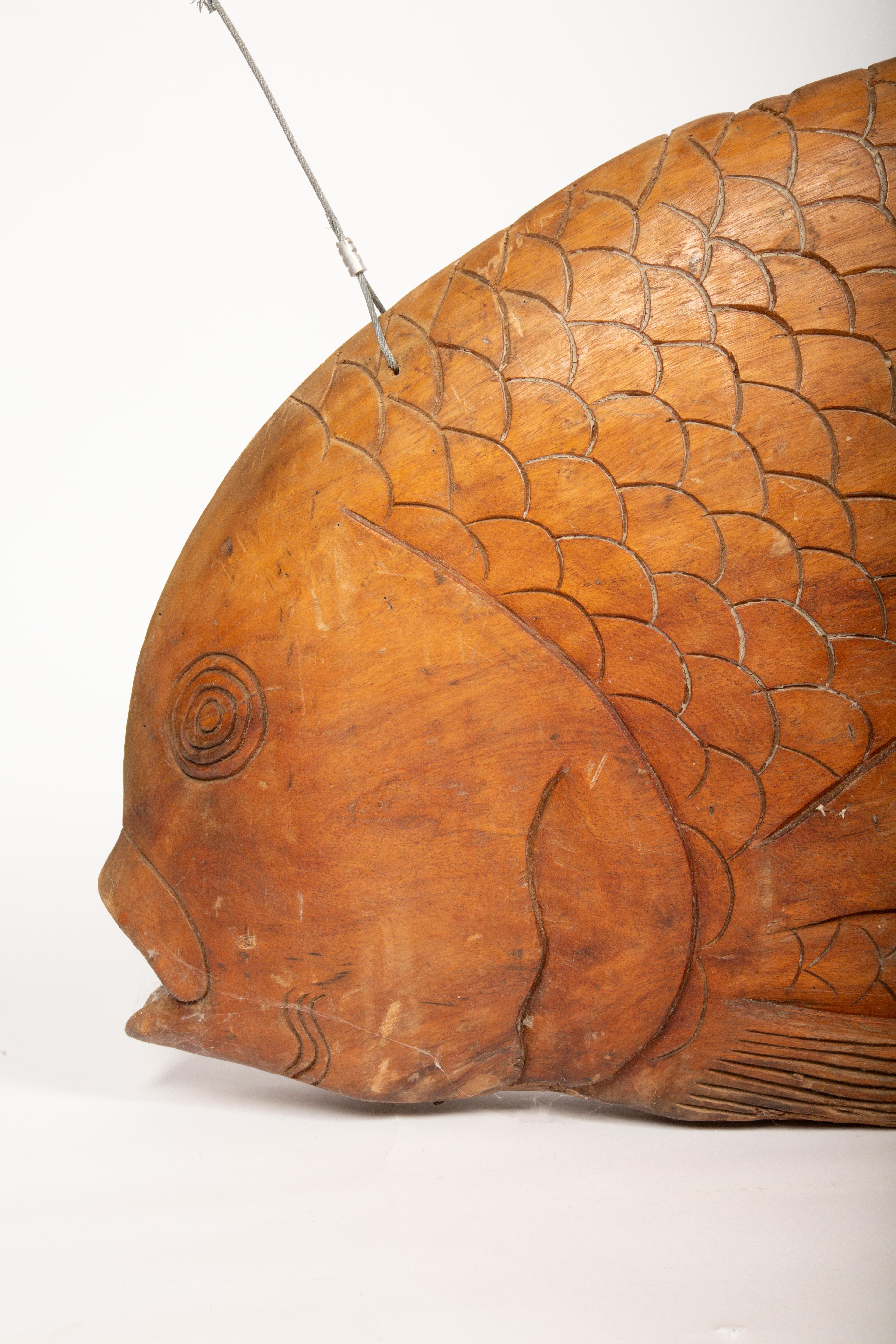 Une grosse prise : Énorme enseigne commerciale en bois sculptée à la main représentant un poisson en vente 3