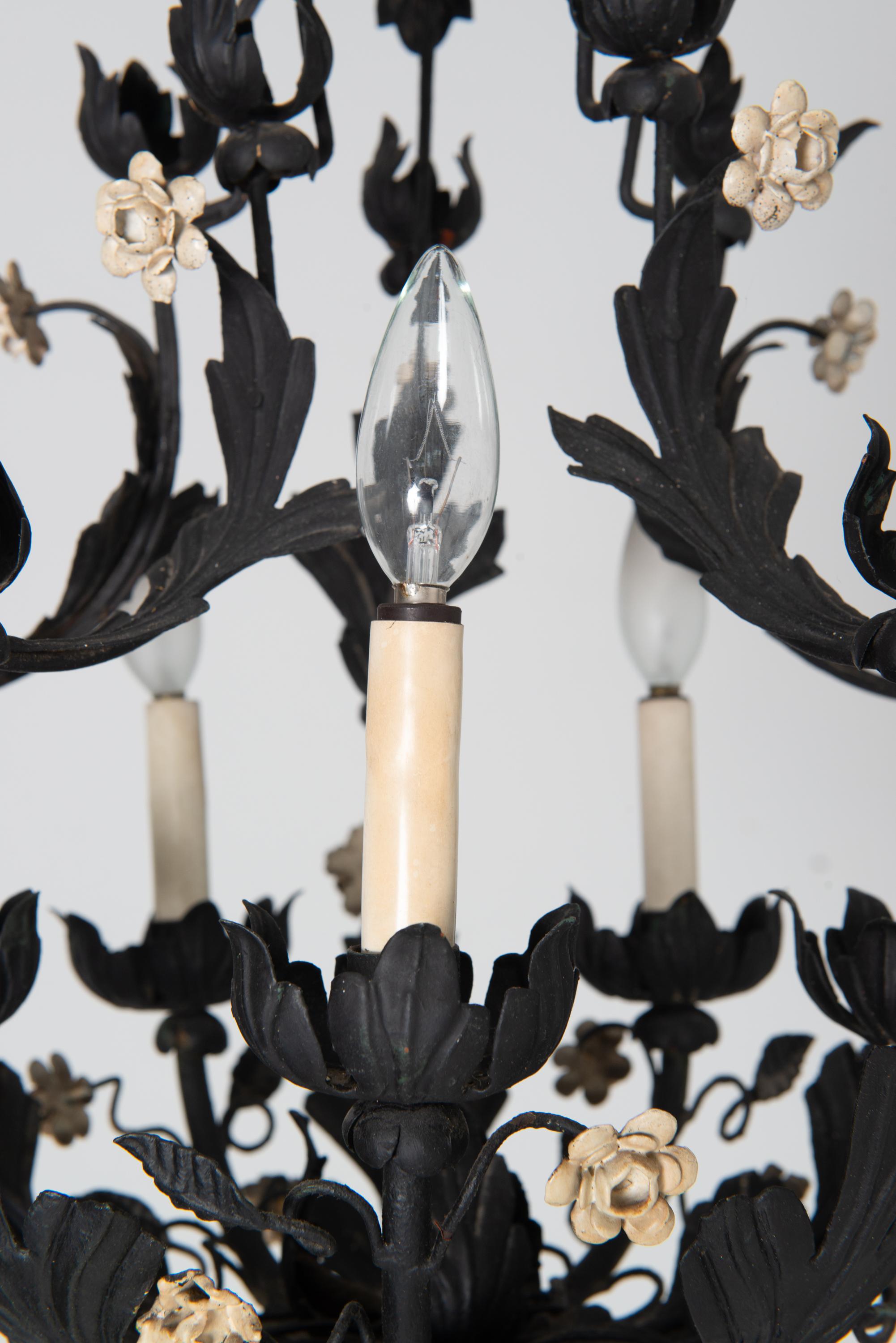 Un lampadario floreale in metallo nero, due disponibili in vendita 3