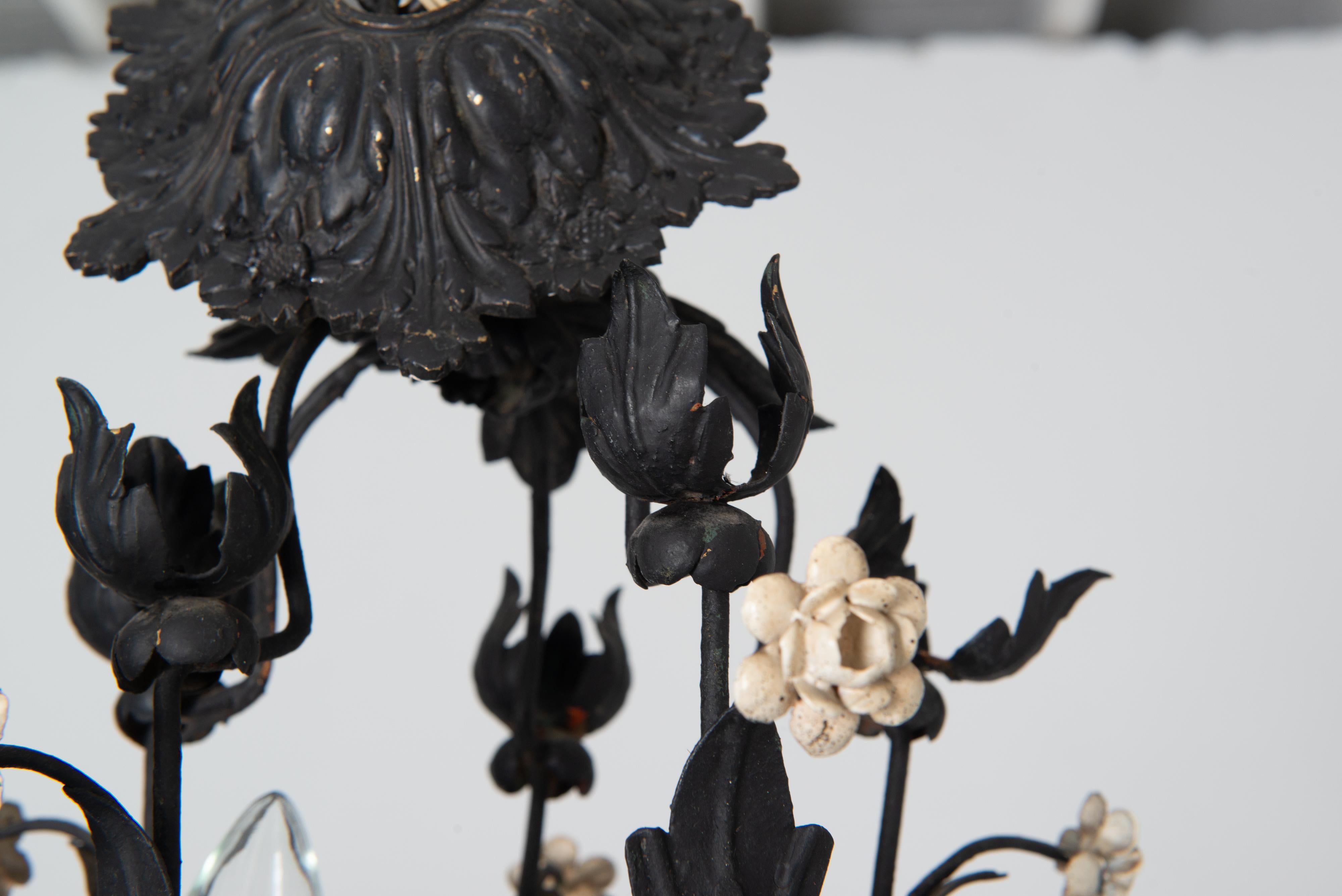 Un lampadario floreale in metallo nero, due disponibili in vendita 4
