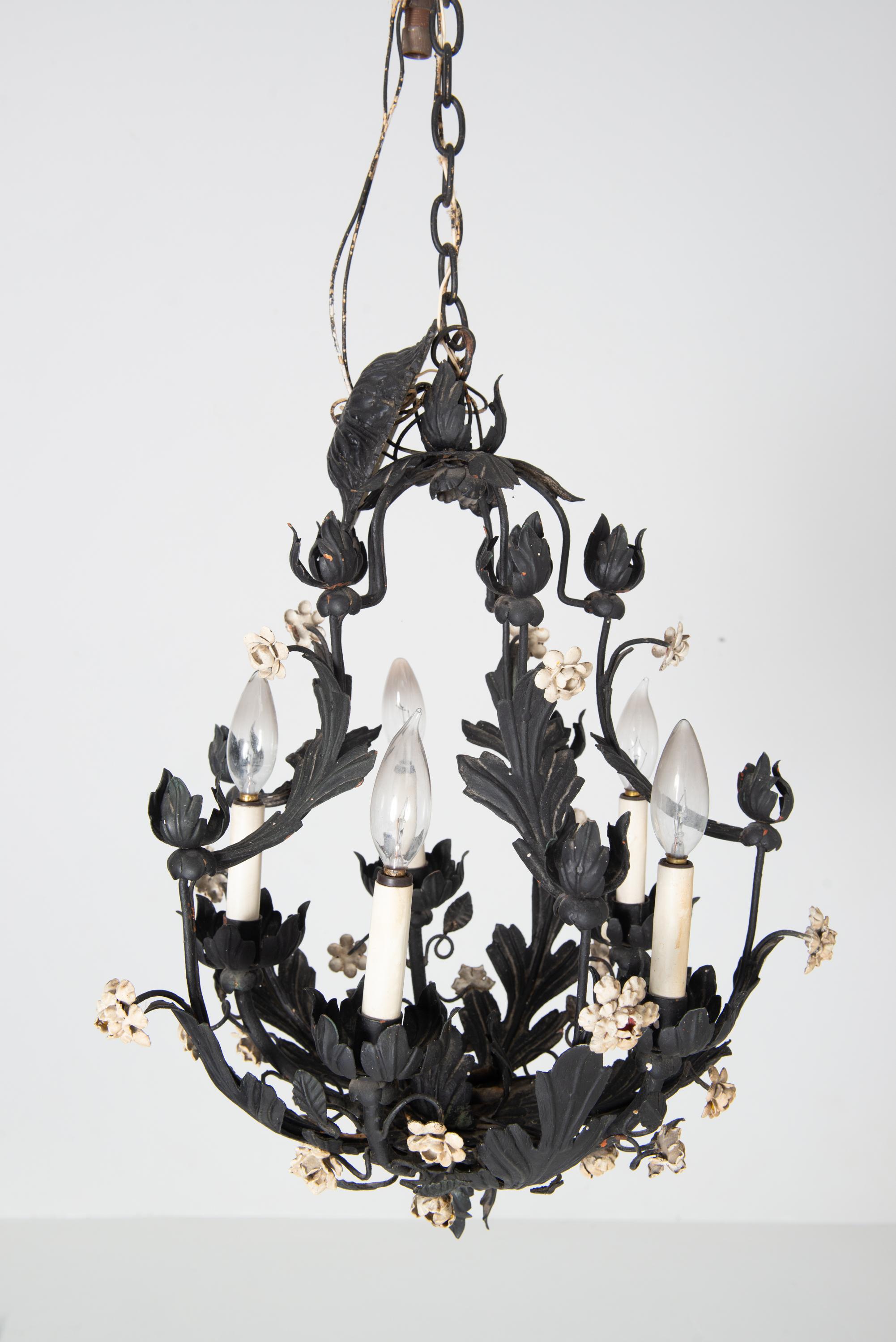 Un lampadario floreale in metallo nero, due disponibili in vendita 5