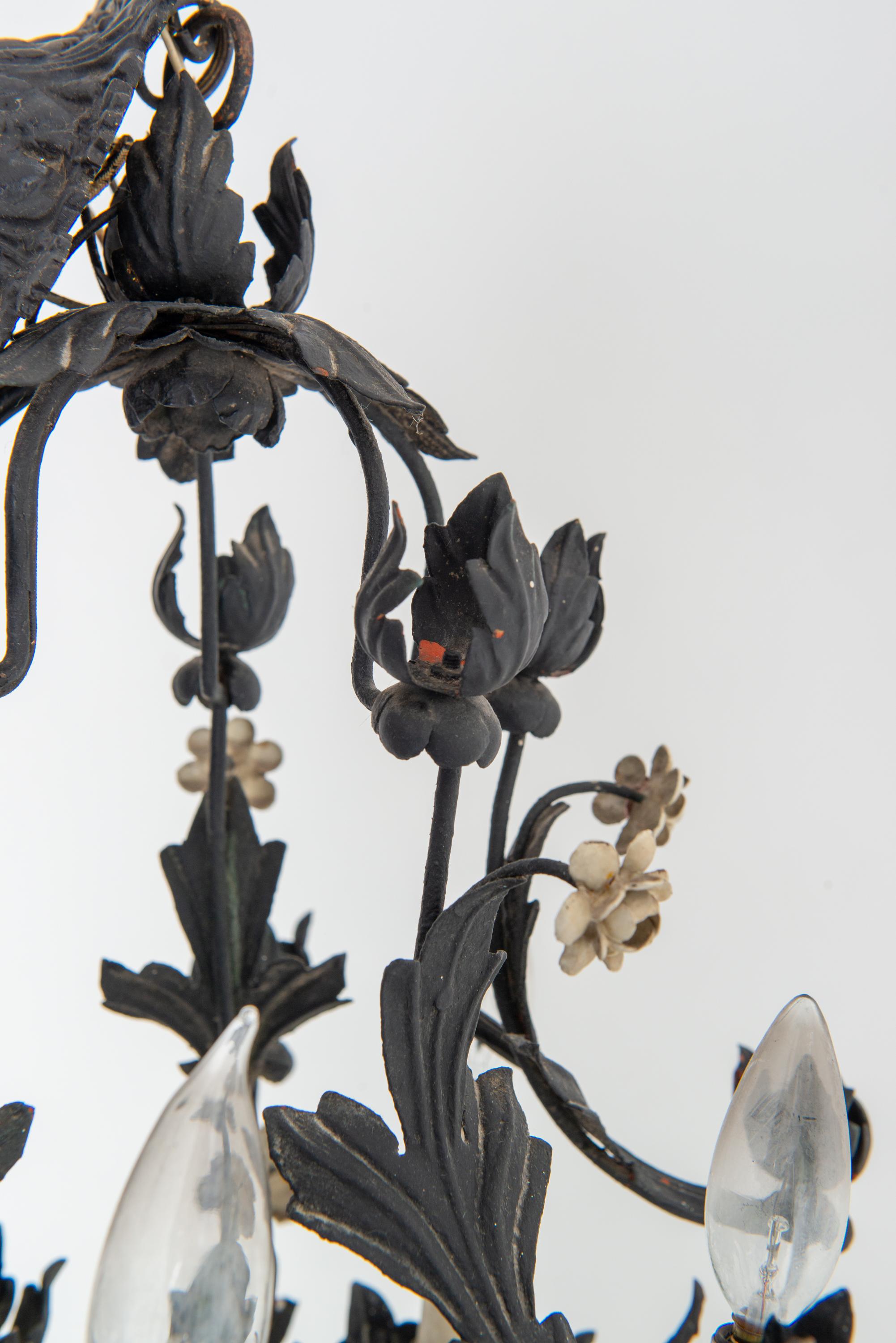 Un lampadario floreale in metallo nero, due disponibili in vendita 6