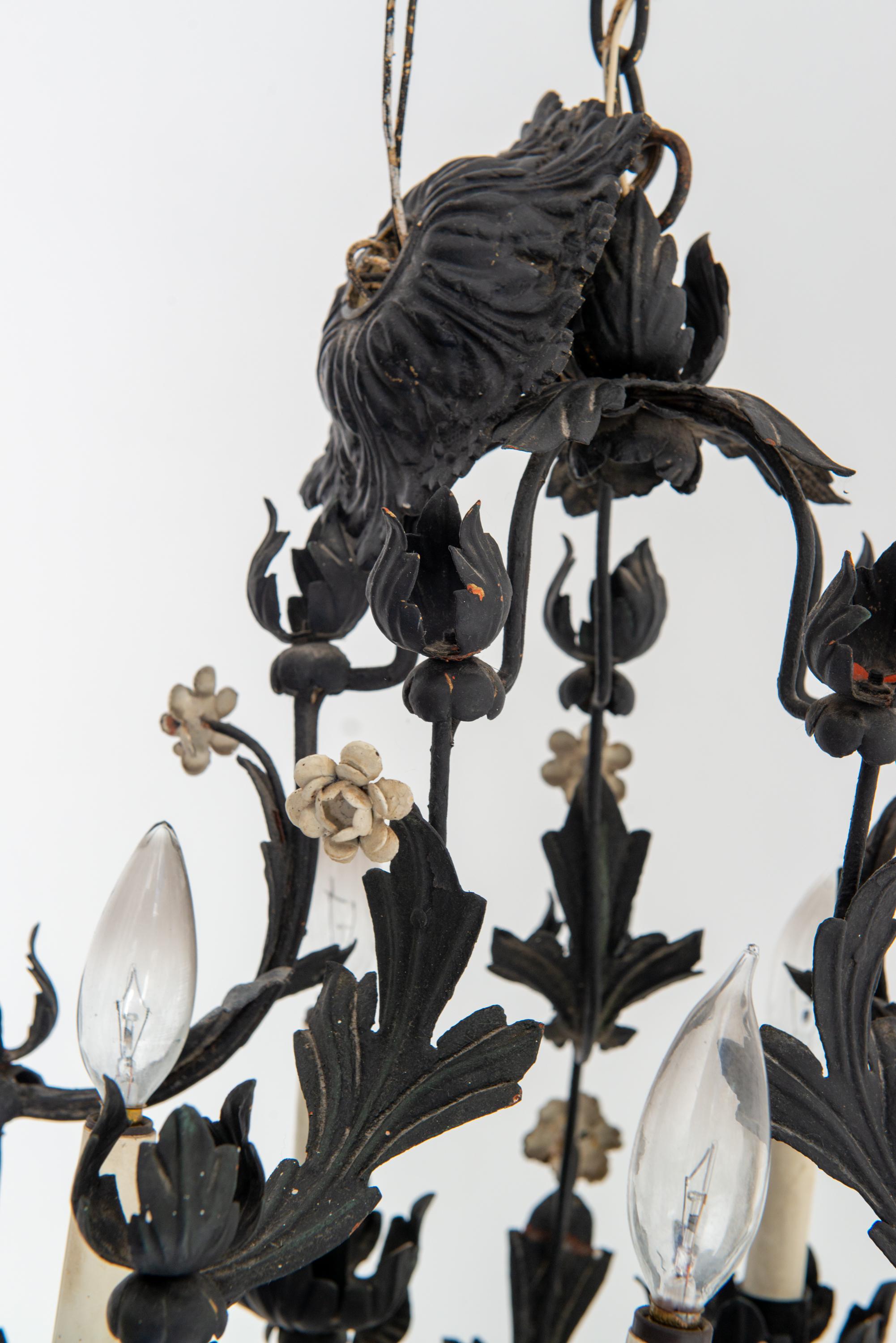 Un lampadario floreale in metallo nero, due disponibili in vendita 7