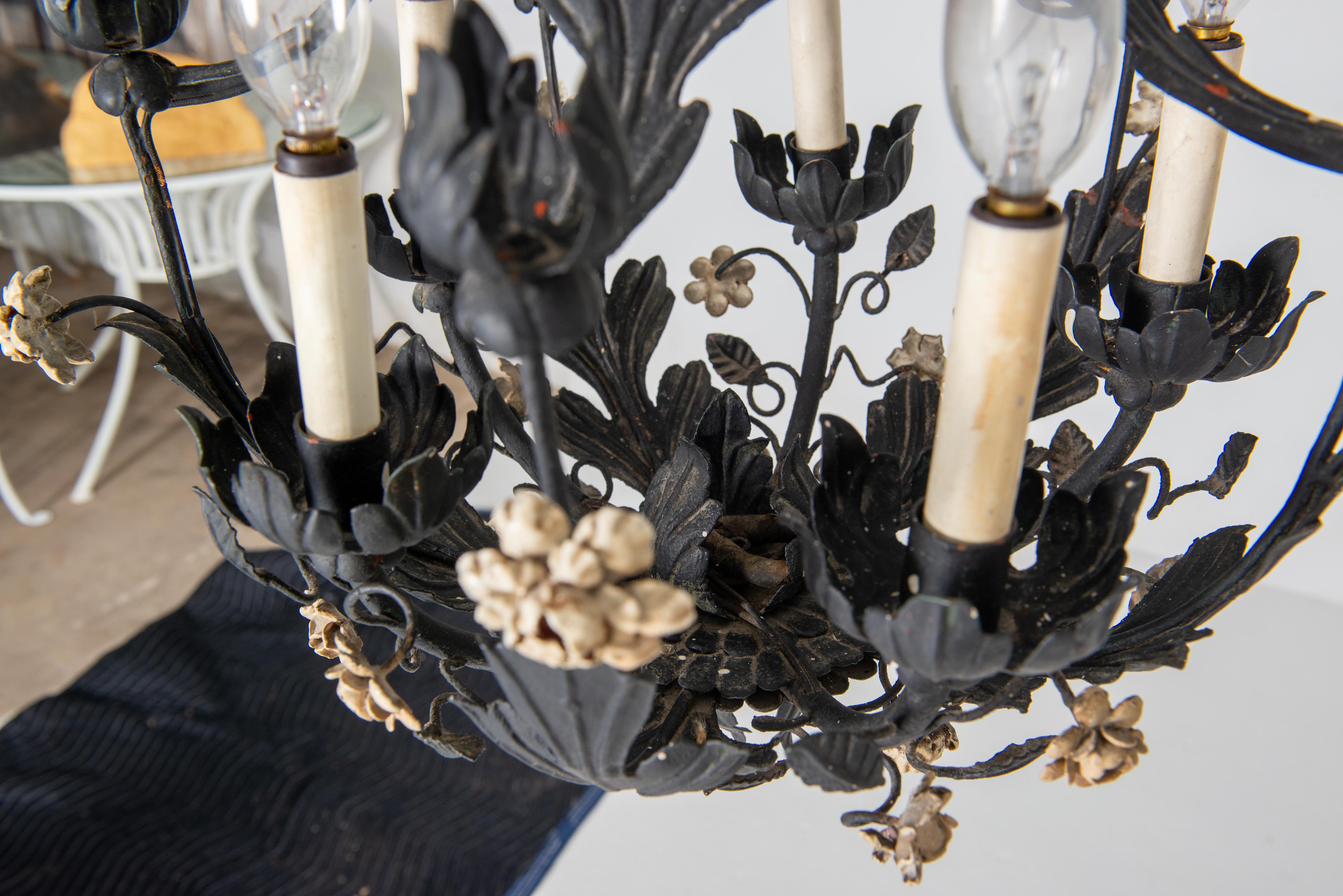 Un lampadario floreale in metallo nero, due disponibili in vendita 8