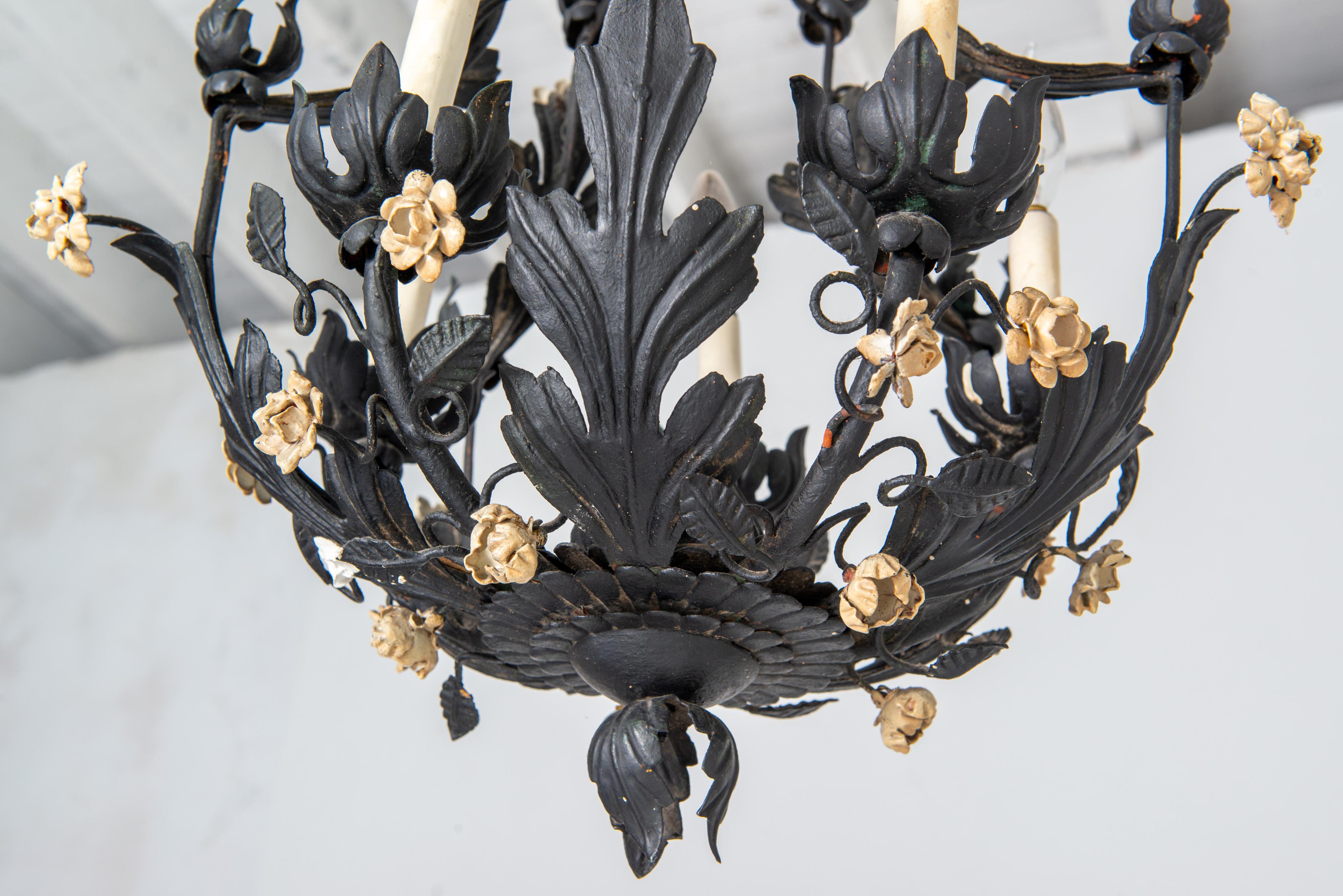 Un lampadario floreale in metallo nero, due disponibili in vendita 9