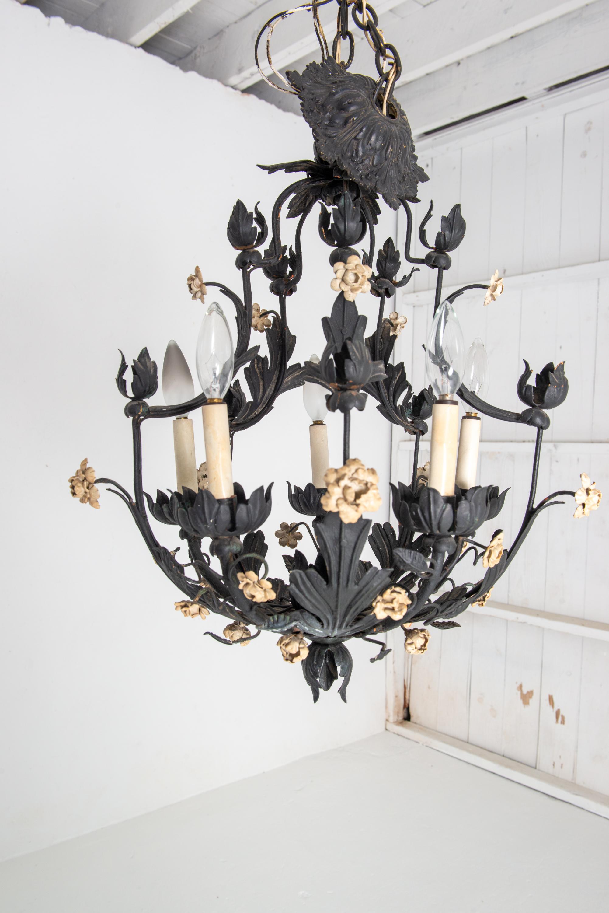 Hollywood Regency Un lampadario floreale in metallo nero, due disponibili in vendita