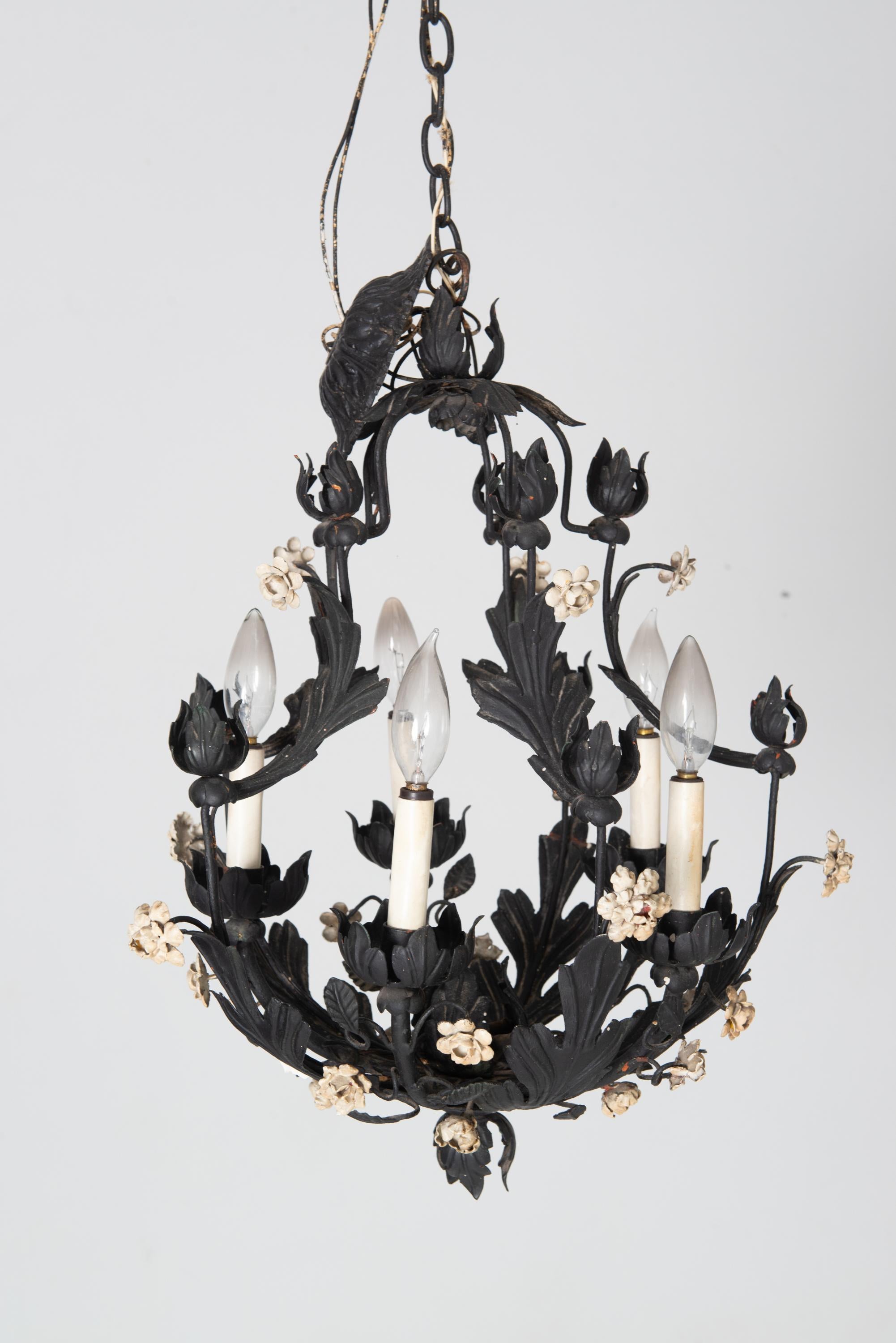 Italiano Un lampadario floreale in metallo nero, due disponibili in vendita