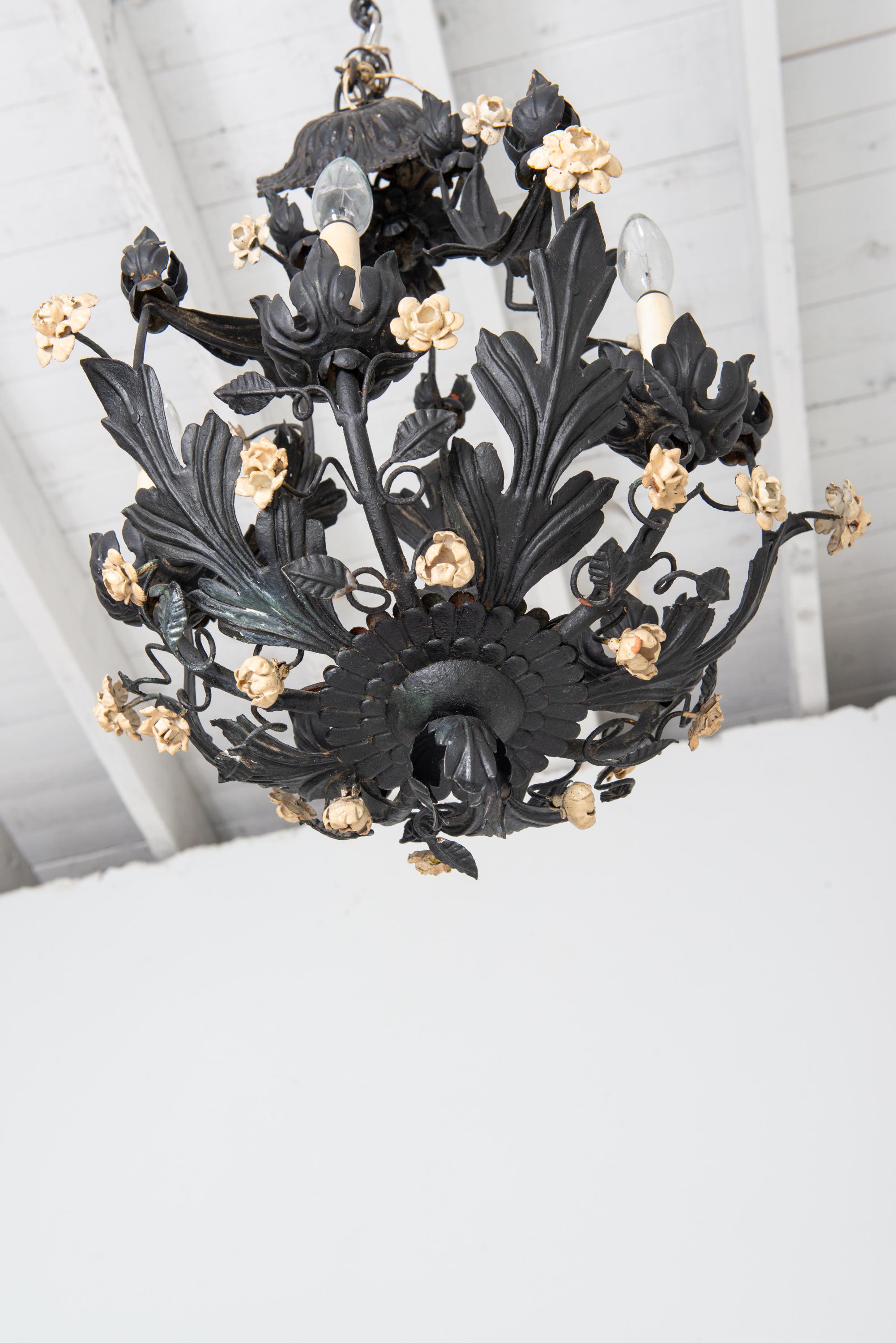 Un lampadario floreale in metallo nero, due disponibili In condizioni buone in vendita a Stamford, CT