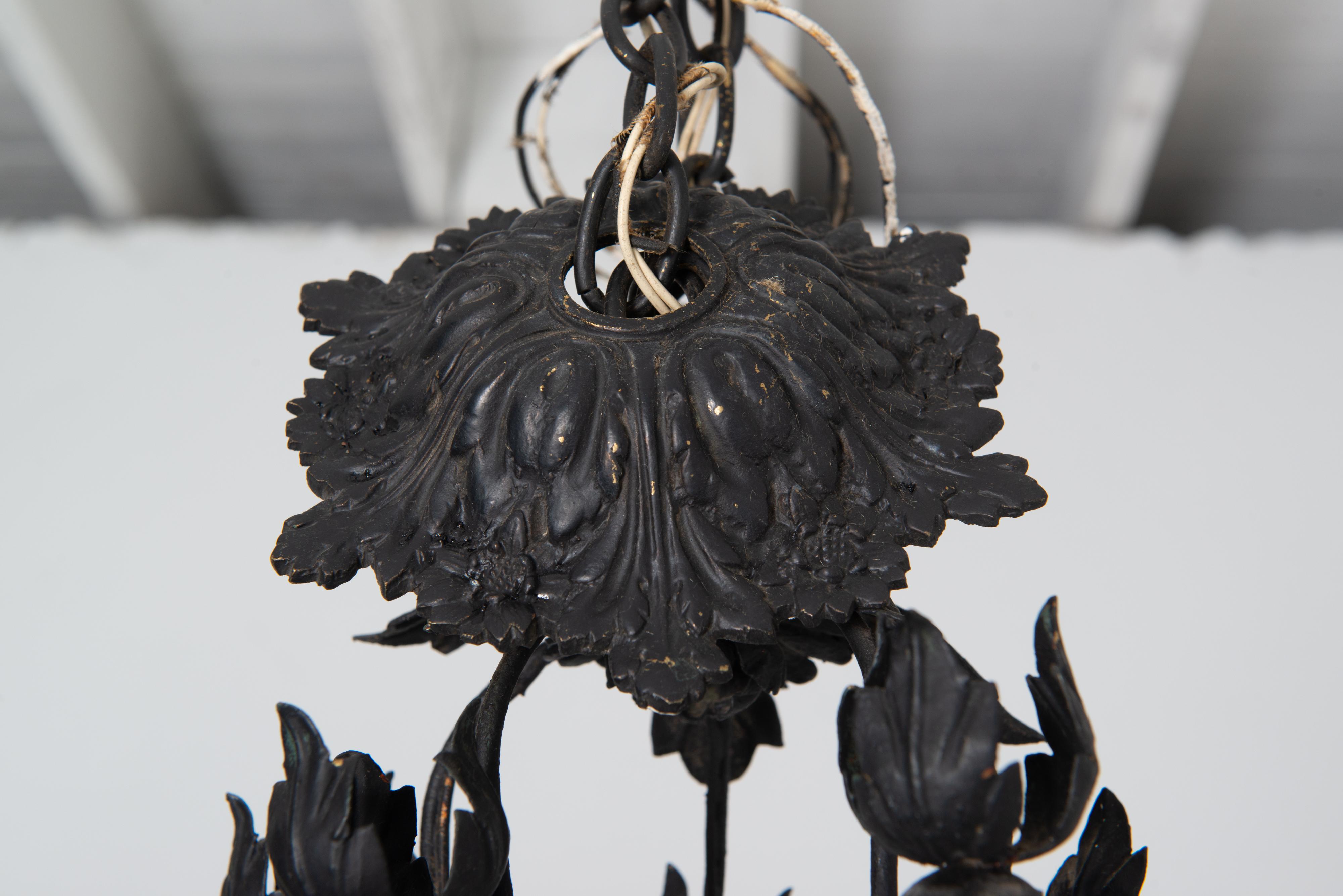 Metà XX secolo Un lampadario floreale in metallo nero, due disponibili in vendita