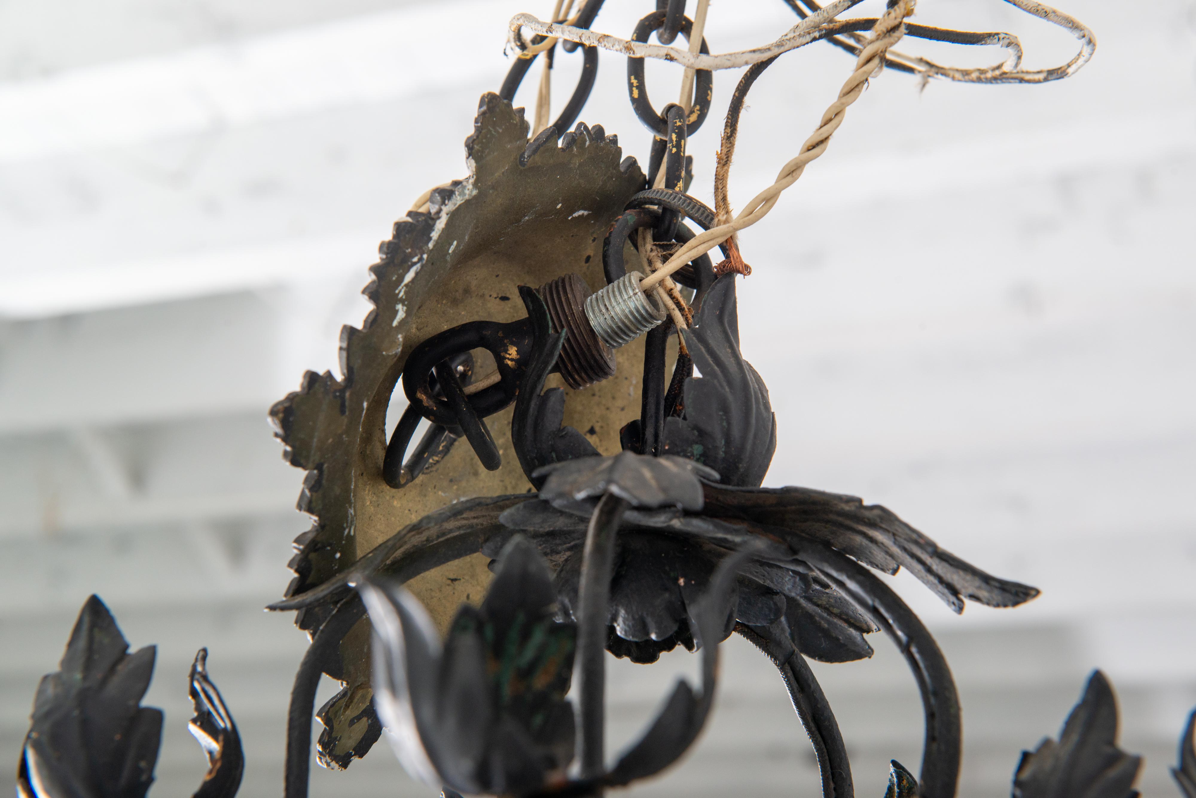 Metallo Un lampadario floreale in metallo nero, due disponibili in vendita