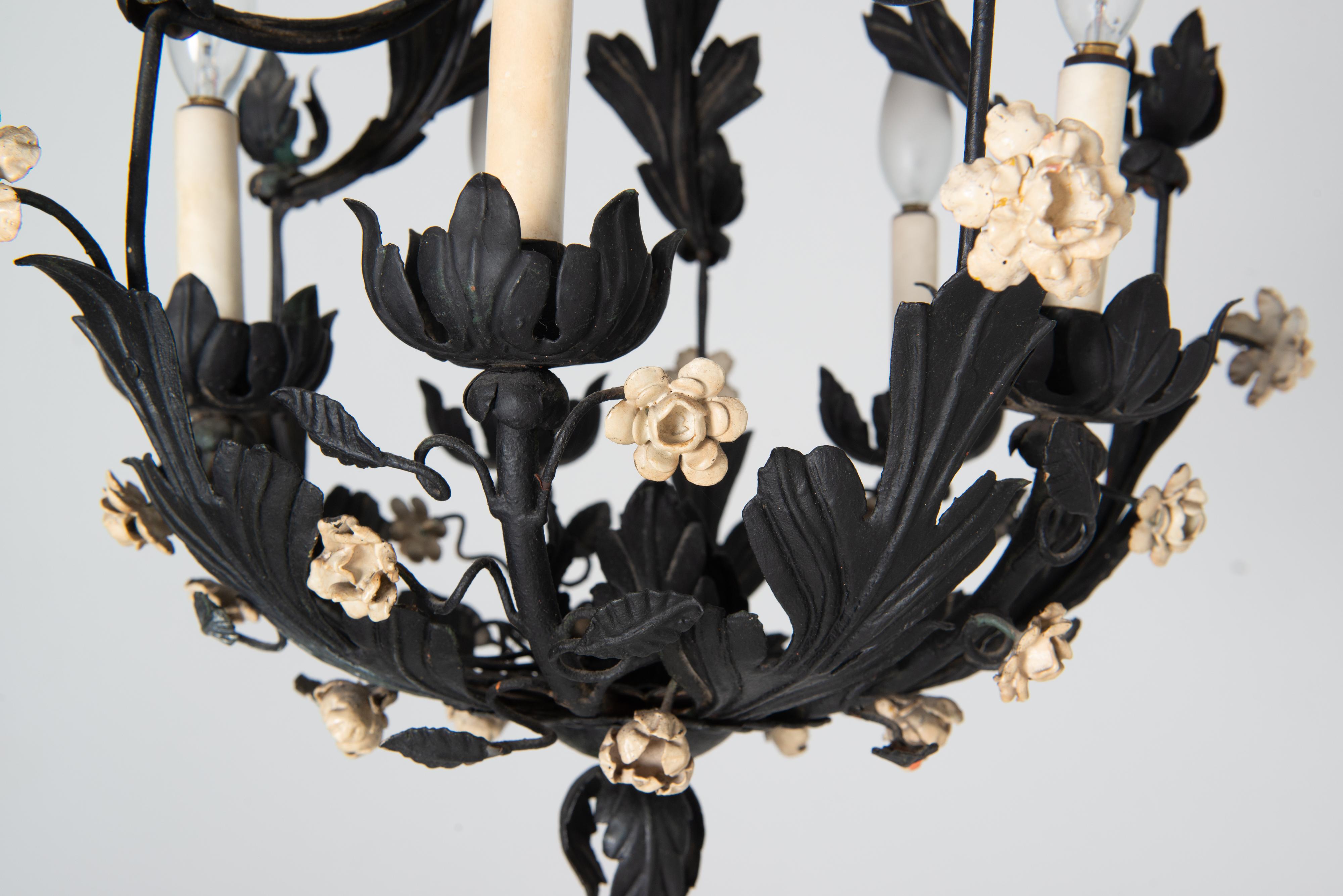 Un lampadario floreale in metallo nero, due disponibili in vendita 2