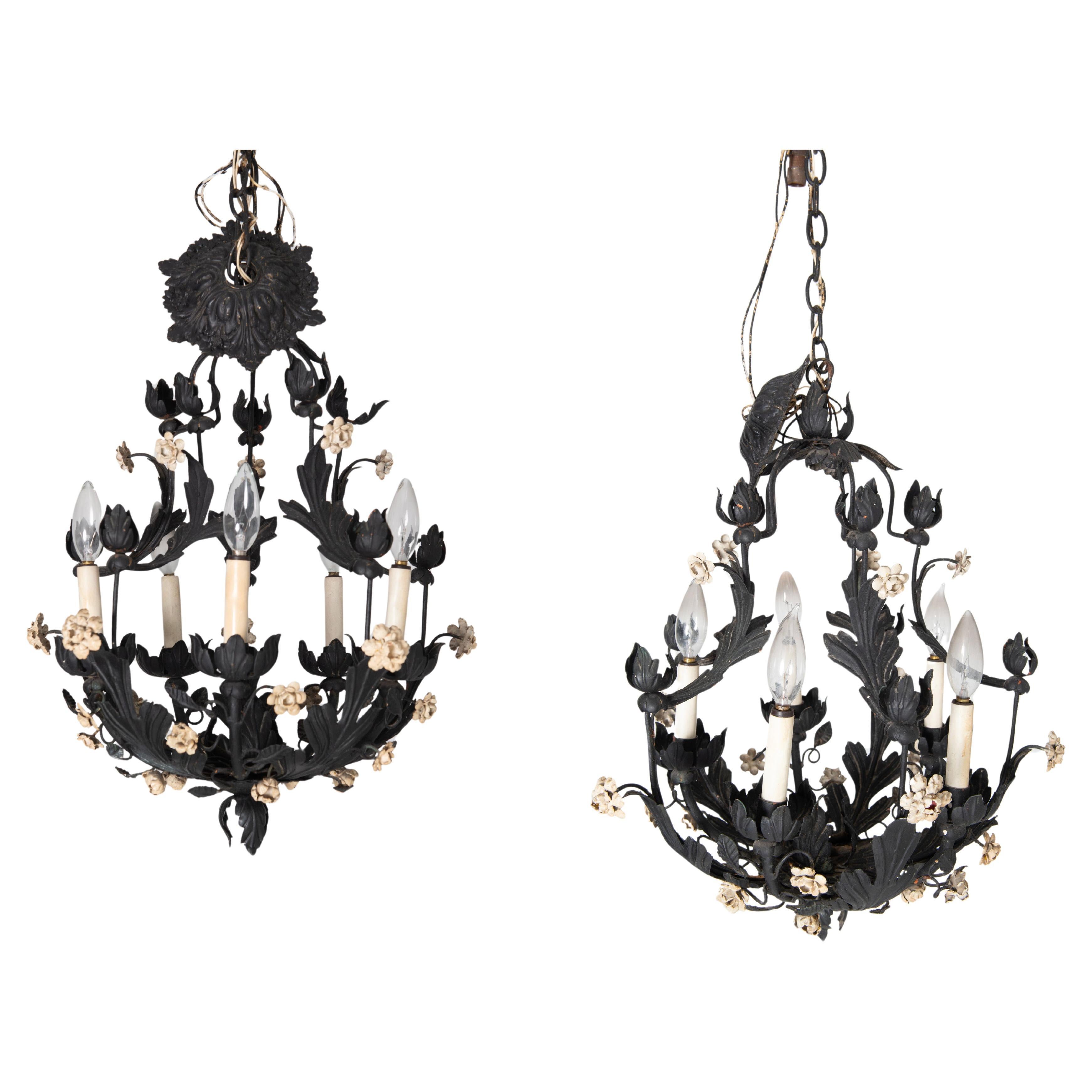 Un lustre floral en métal noir, deux disponibles