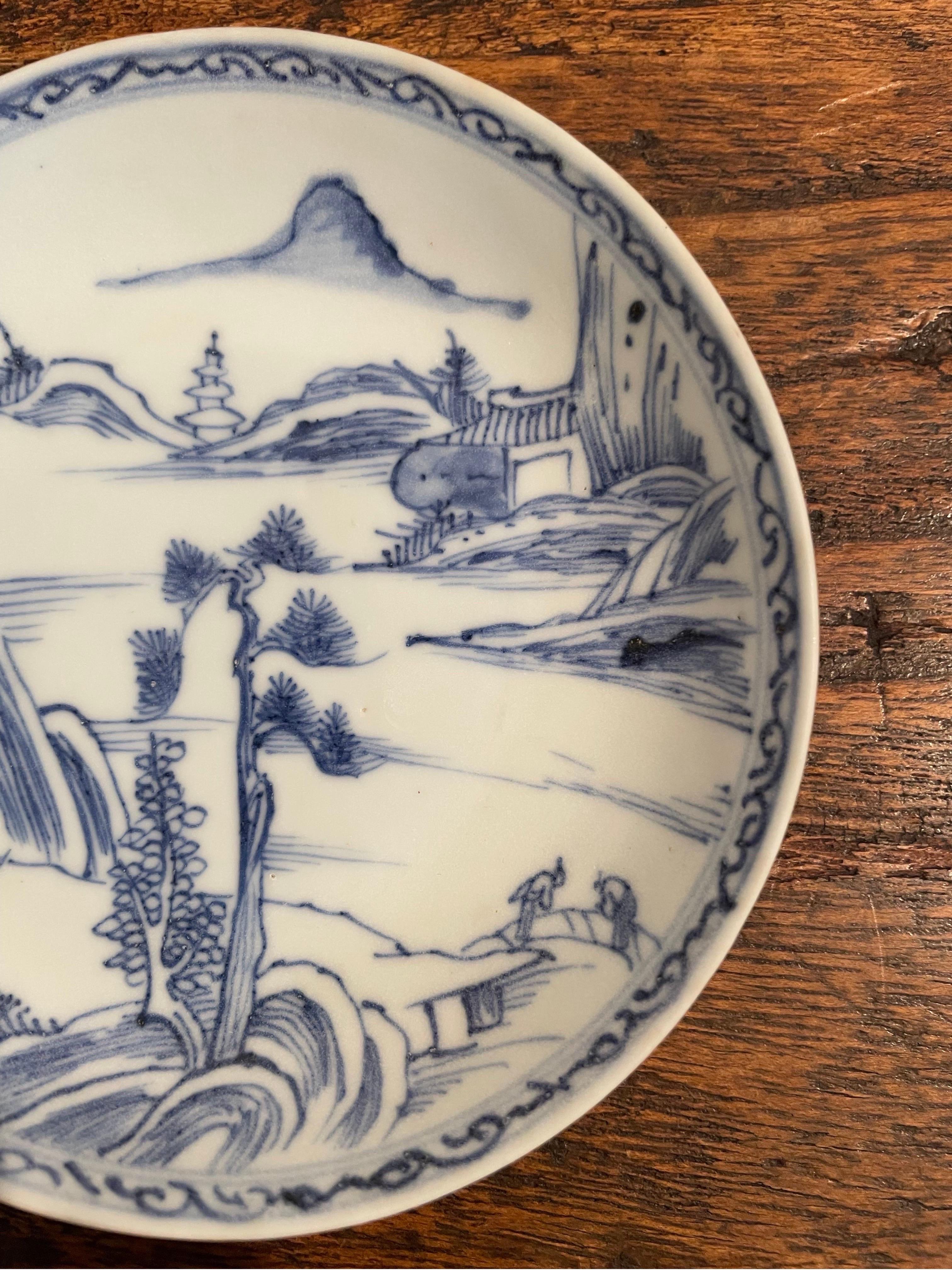 Eine blau-weiße Schale, Yongzheng-Periode, Qing-Dynastie

Gemalte Figuren auf Brücke in Landschaft

Durchmesser: 11,5 cm Höhe: 2 cm

Provenienz: Porzellan aus dem kaiserlichen China aus dem Schiffswrack Ca Mau, um 1725, Sotheby's Amsterdam, 29., 30.