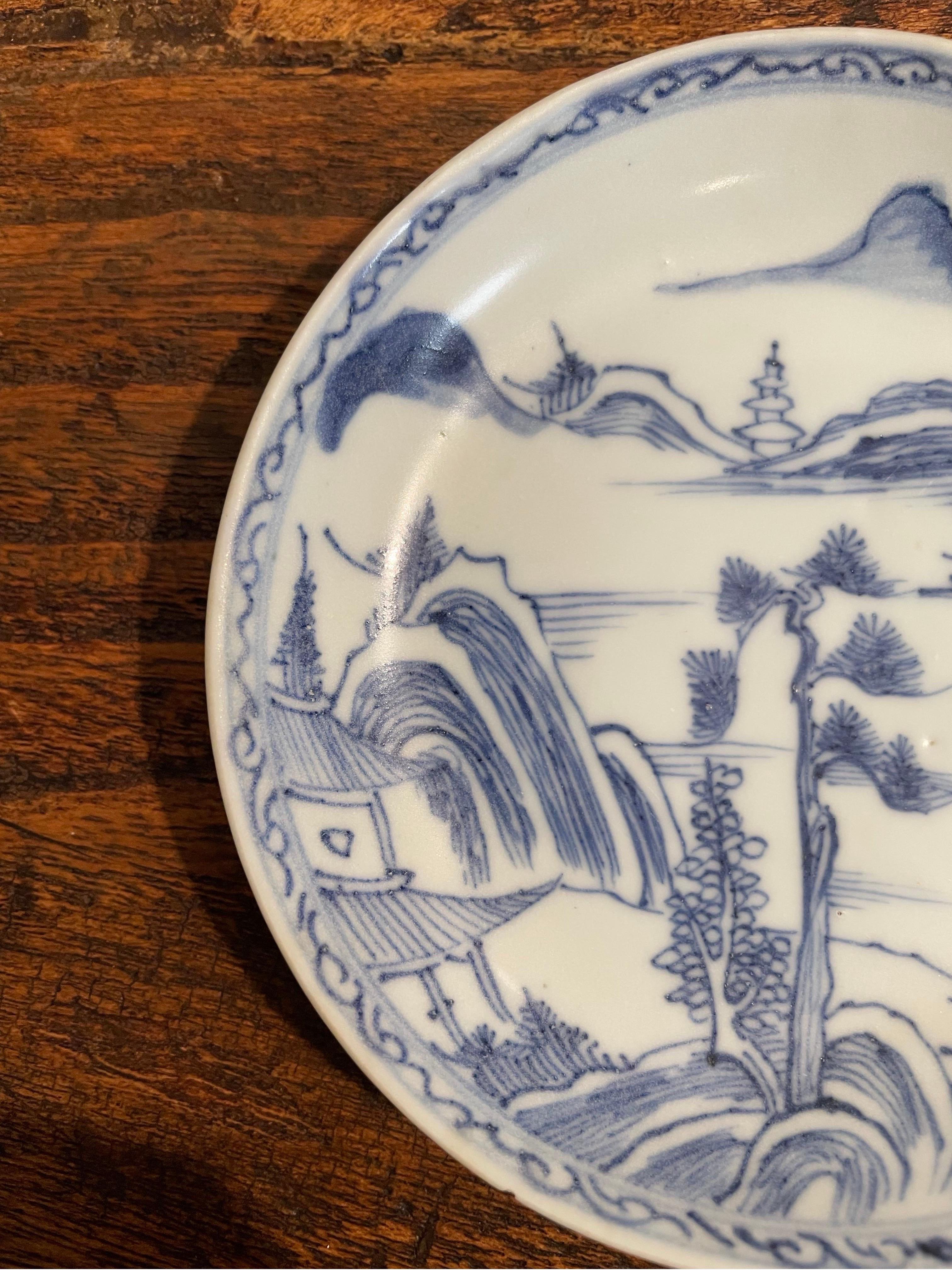 Eine blau-weiße Schale, Yongzheng-Periode, Qing Dynasty Ex Sotheby's (Qing-Dynastie) im Angebot