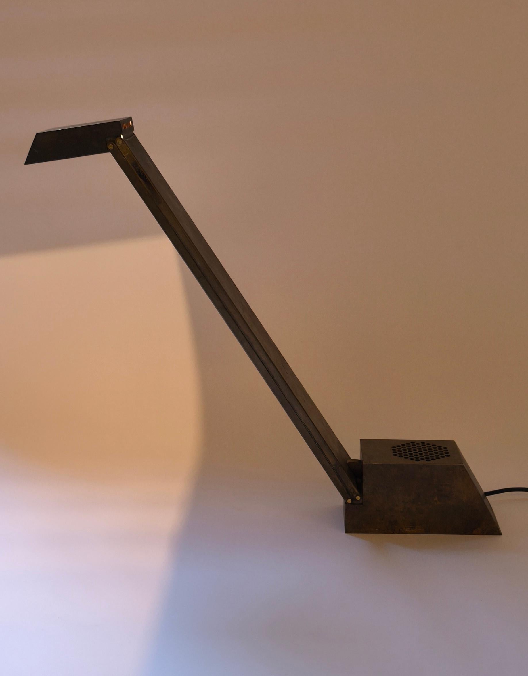 Eccezionale e rara lampada in ottone EBERHARD design office per CHERET anni '70 - Francia.
.
Collaborazione tra lo studio di design EBERHARD e CHERET - Laboratori di applicazioni metalliche - Lampade da scrivania, anni '70.
.
Inoltre, se sei