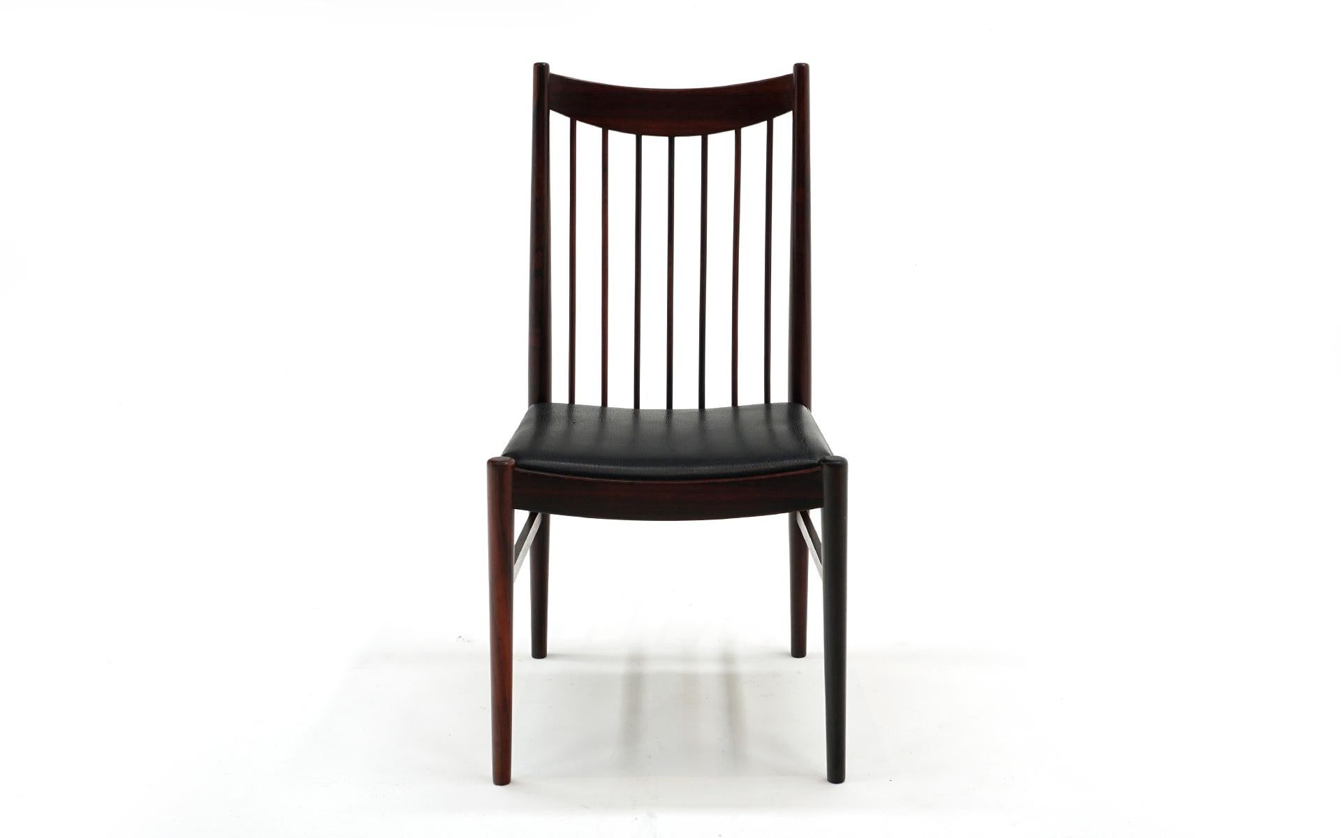 Single Brazilian rosewood dining side chair designed by Arne Vodder for Sibast, 1960s, Denmark.  This chair is in very good condition and ready to use.