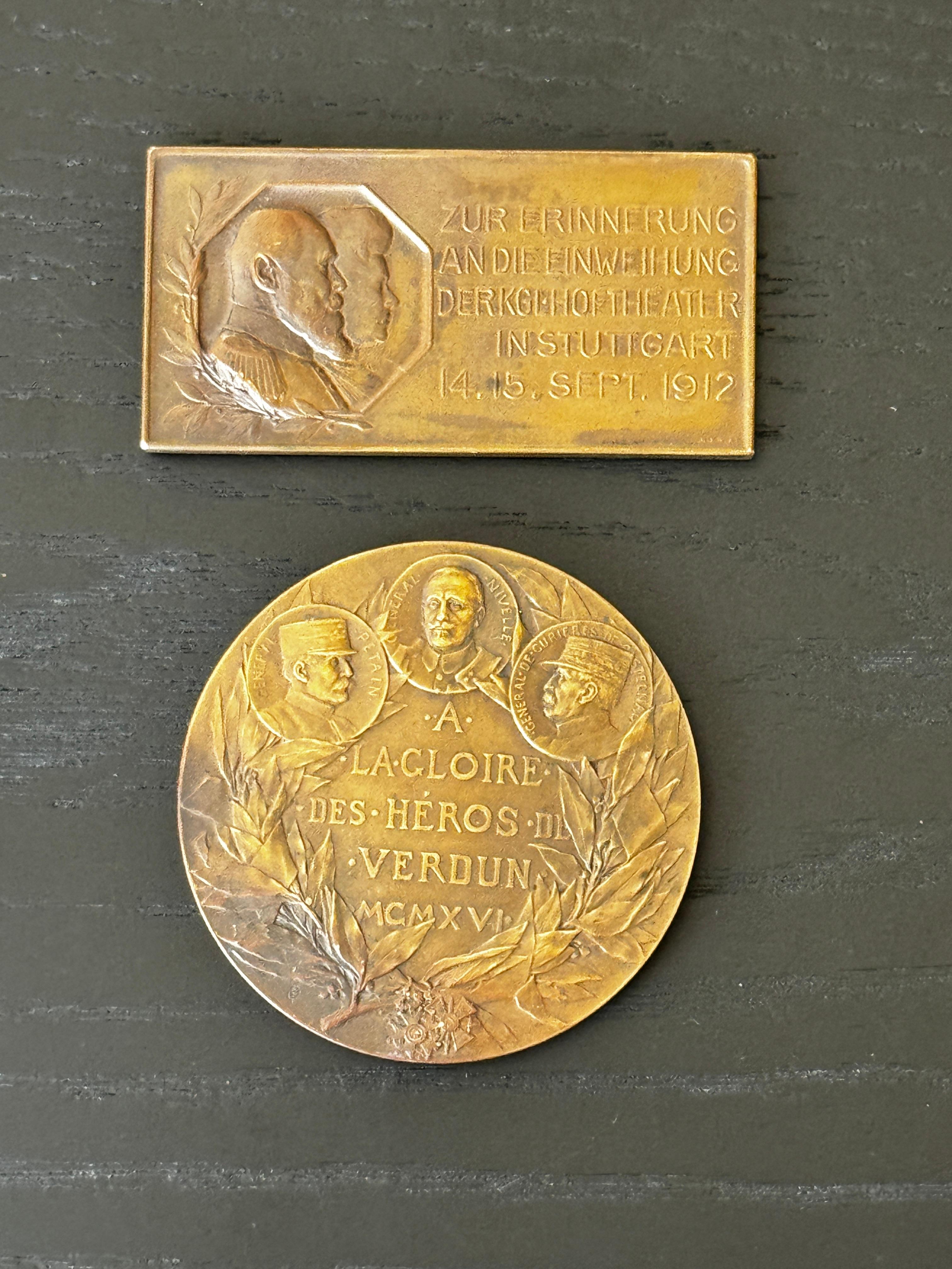 Début du 20ème siècle Un médaillon en bronze circa 1916 - Les héros de Verdun signé et plaque en bronze  en vente