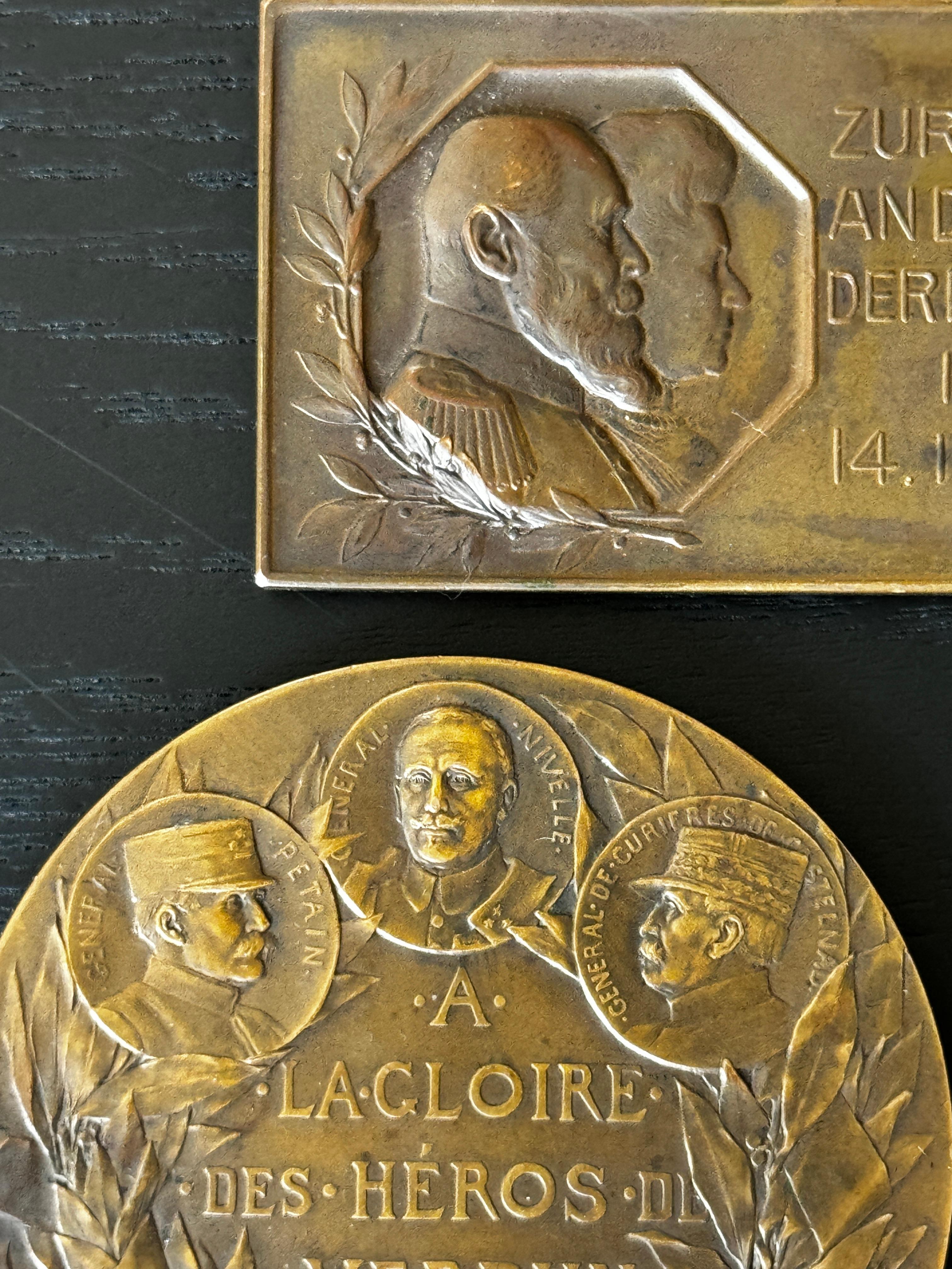 Bronze Un médaillon en bronze circa 1916 - Les héros de Verdun signé et plaque en bronze  en vente