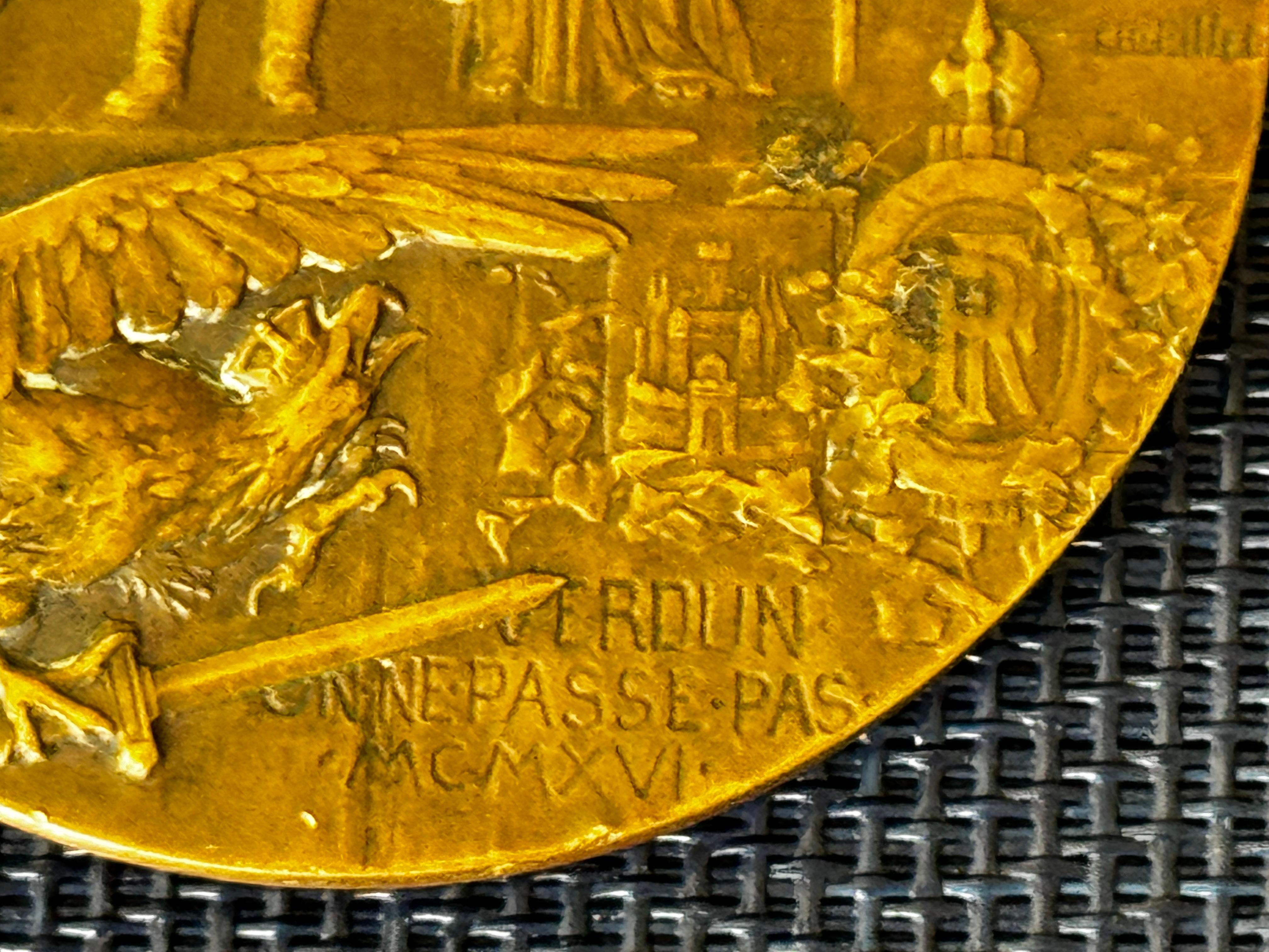 Un médaillon en bronze circa 1916 - Les héros de Verdun signé et plaque en bronze  en vente 1