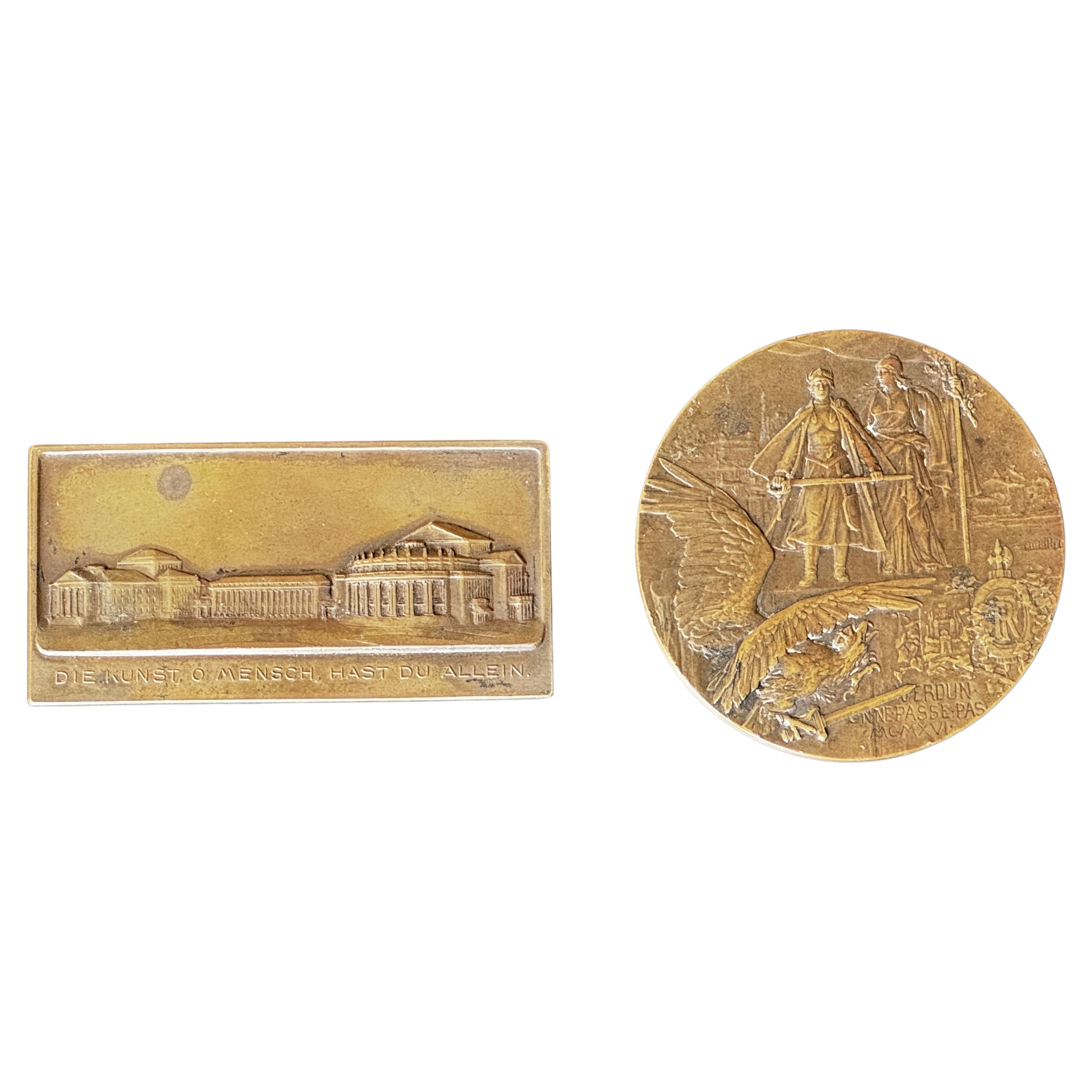 Un médaillon en bronze circa 1916 - Les héros de Verdun signé et plaque en bronze  en vente