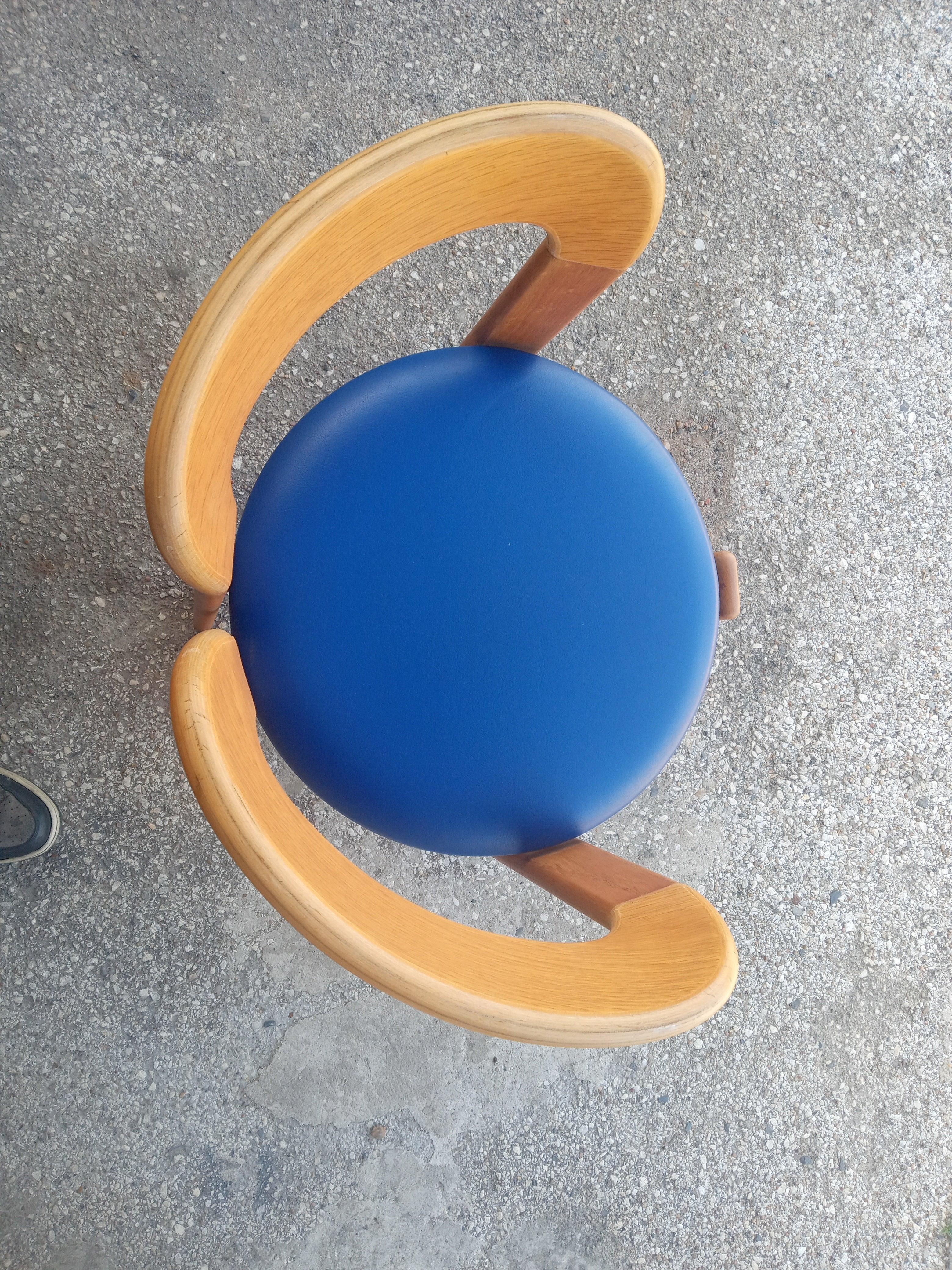 Una silla diseñada por Bruno Rey y fabricada por Stendig. Una silla auxiliar con asiento tapizado en piel azul real. 
1 sillón 
Retapizado disponible por un coste adicional.

El precio es por silla.

  