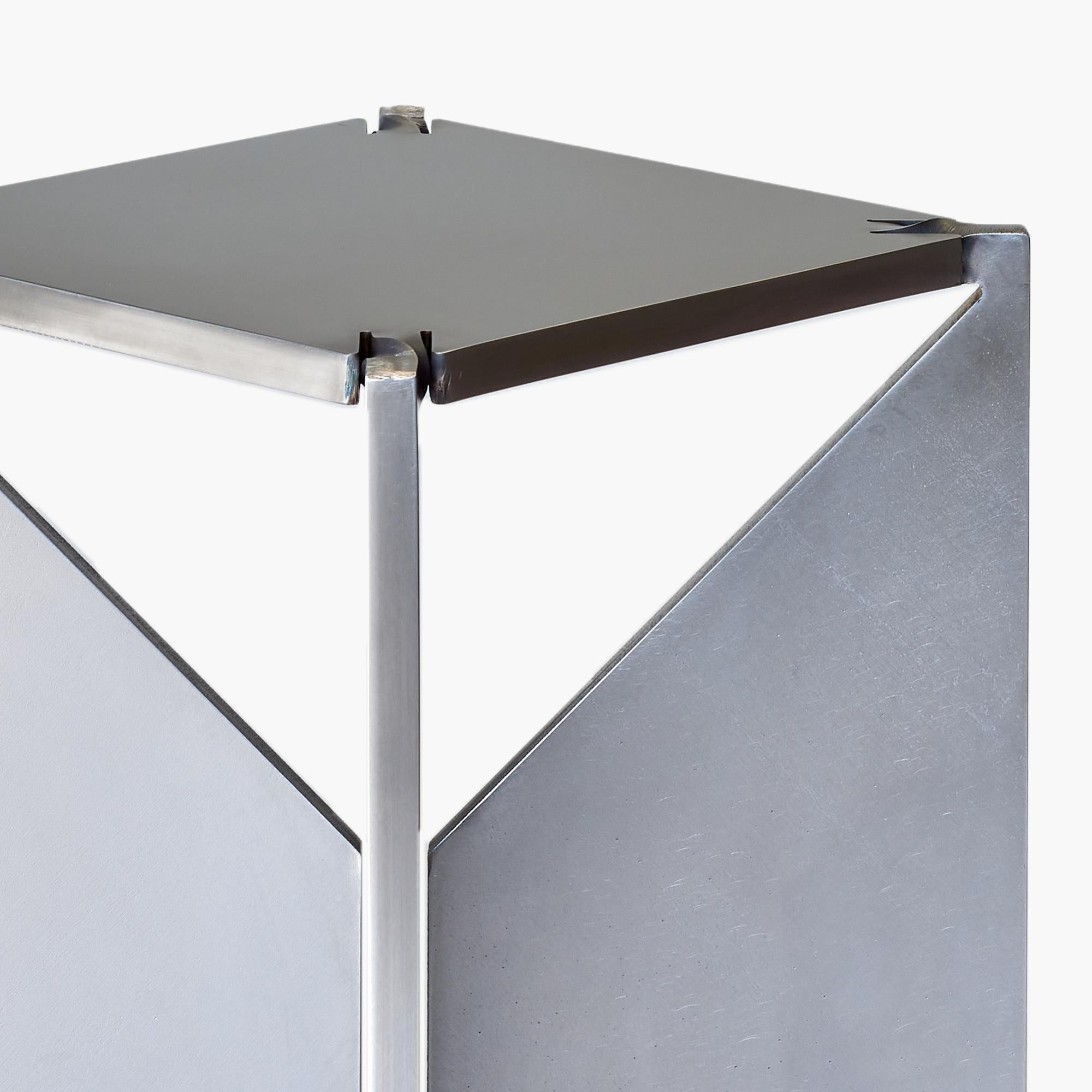 Voici le tabouret carré ONE, un témoignage de simplicité et de force au sein de la famille ONE. Fabriqué à partir d'une seule feuille de métal, il passe d'une surface plane à une forme tridimensionnelle dynamique, faisant écho à la résilience et à