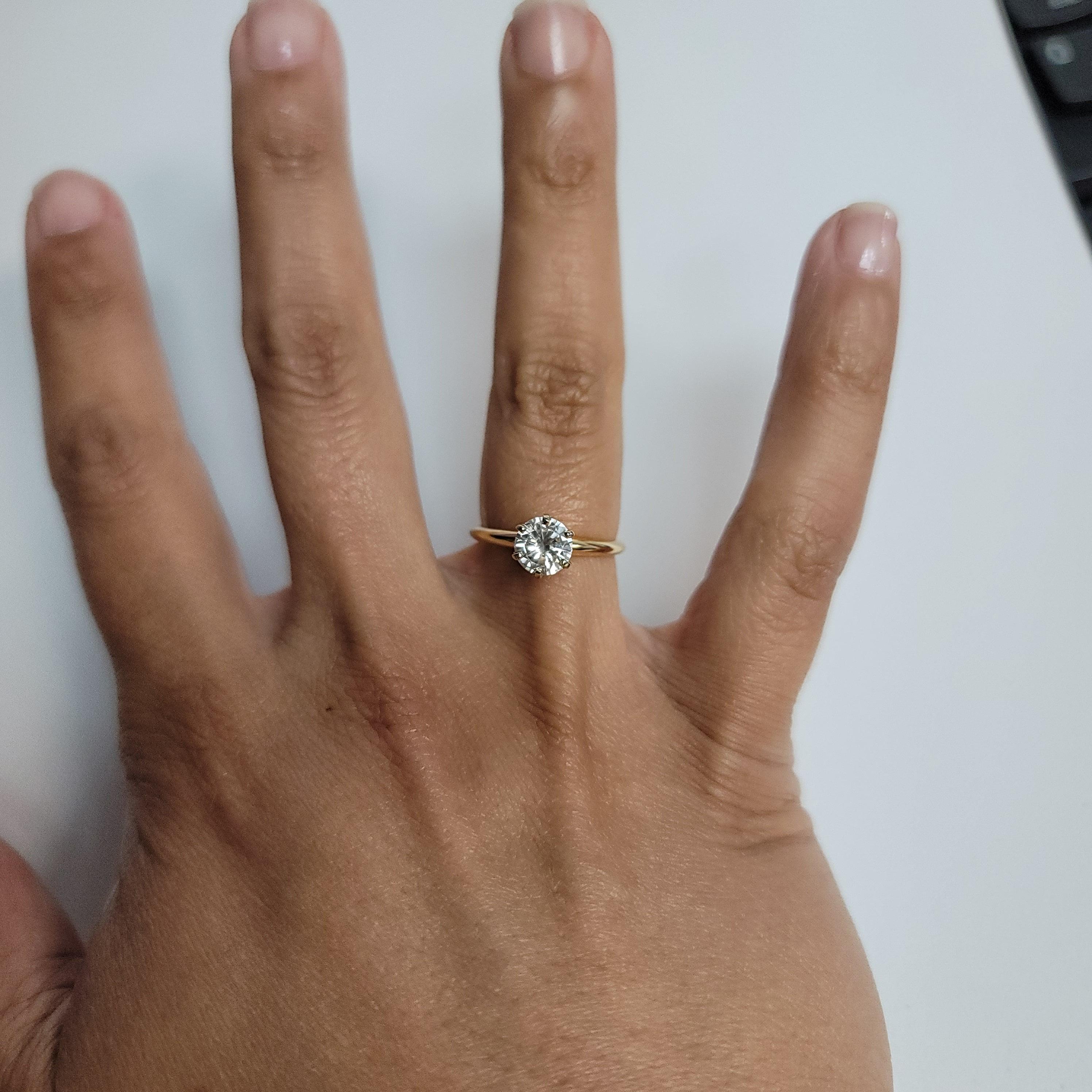 ♥ Riepilogo del prodotto ♥

Pietra principale: Diamante
Circa. Peso in carati dei diamanti: 1,00cttw
Chiarezza del diamante: VS2
Colore del diamante: I
Taglio del diamante: Rotondo 
Materiale delle punte: Oro bianco 14k
Materiale della fascia: Oro