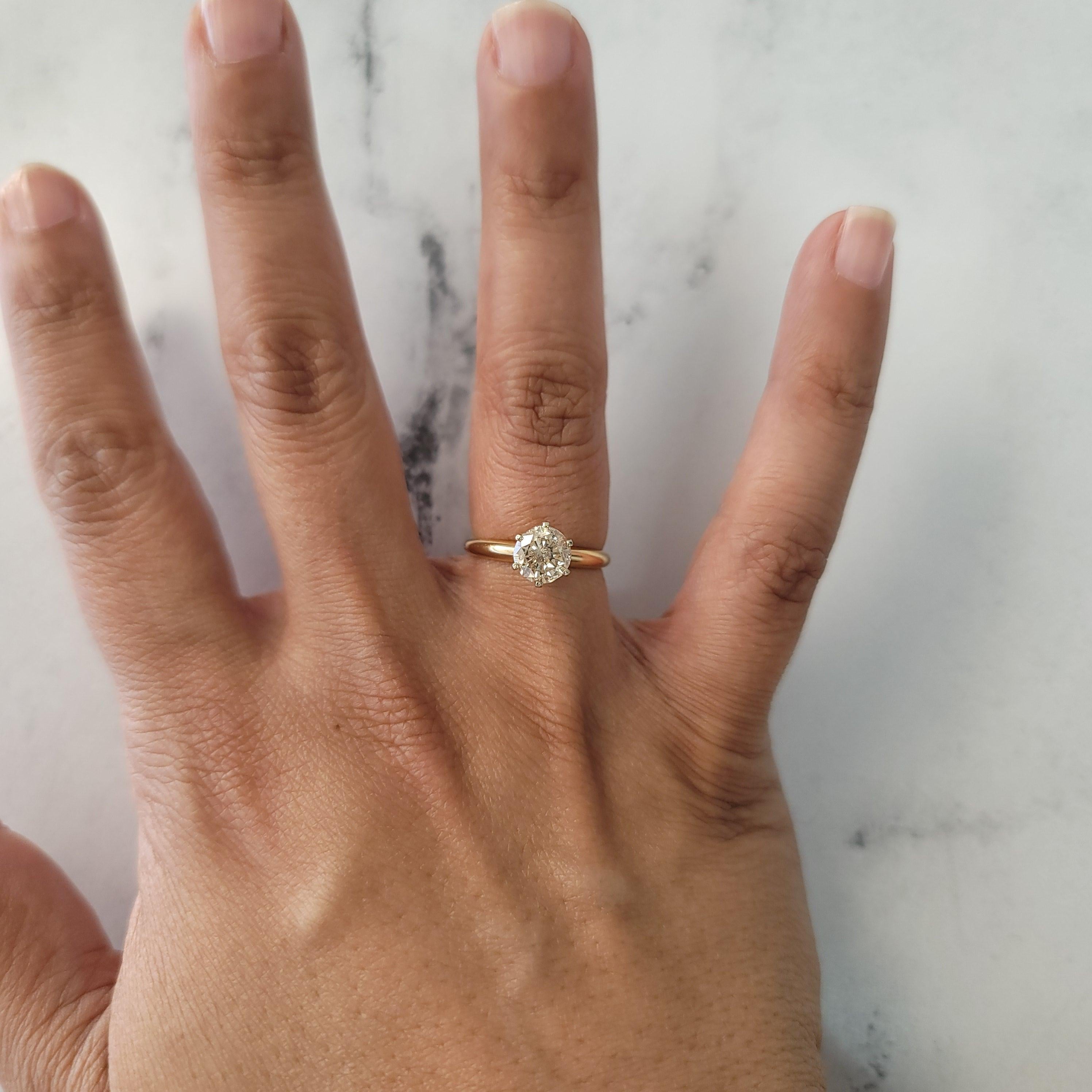 ♥ Produktübersicht ♥

Hauptstein: Diamant
Ungefähr. Diamant Karat Gewicht: 1.21cttw
Diamant Reinheit: SI2
Diamant-Farbe: L/M
Diamant-Schliff: Rund 
MATERIAL der Zacken: 14k Weißgold
Band MATERIAL: 14k Gelbgold
Einstellung: Vier-Zacken
Gewicht: 4