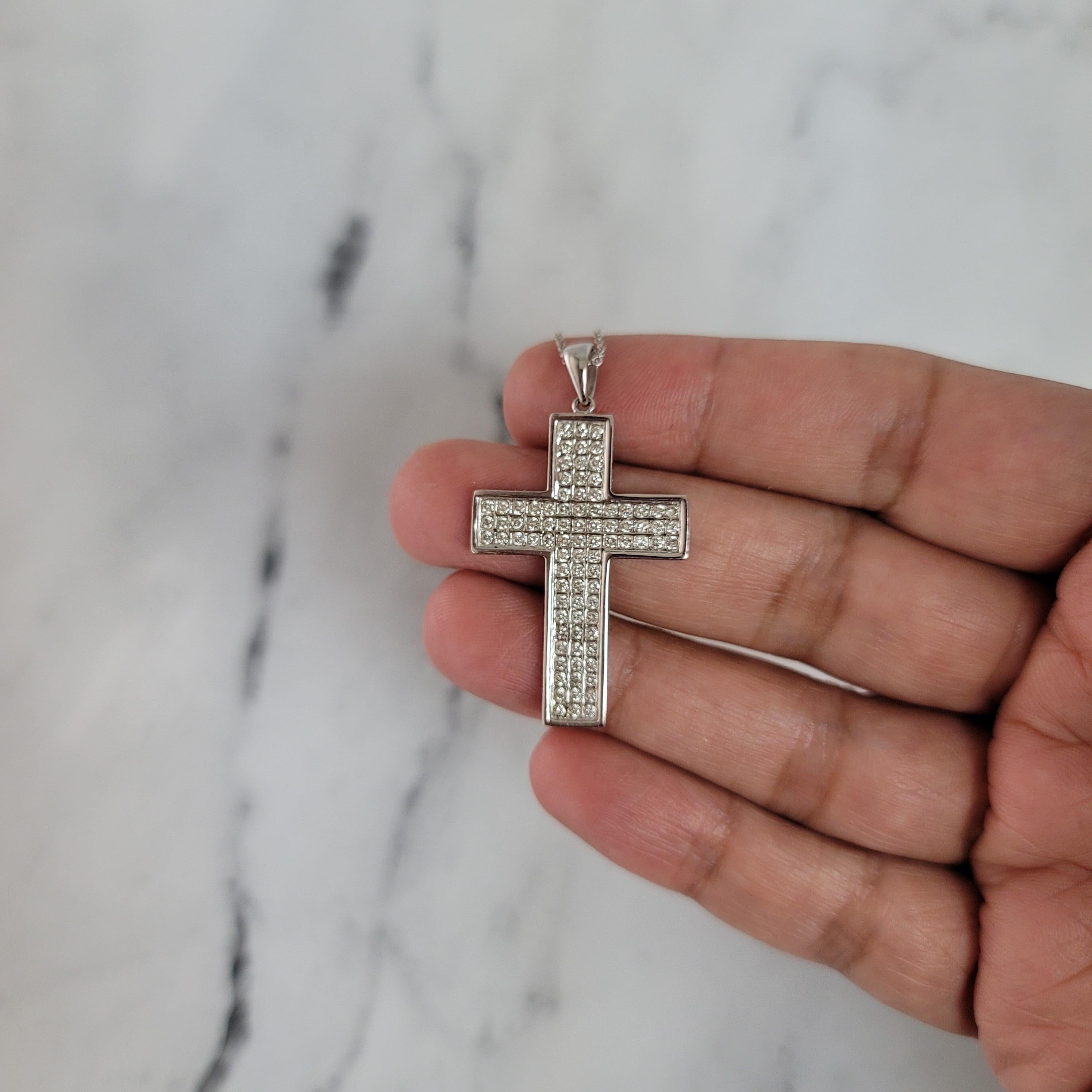 Collana con croce di diamanti da un carato in oro bianco 14k In condizioni Nuovo in vendita a Sugar Land, TX