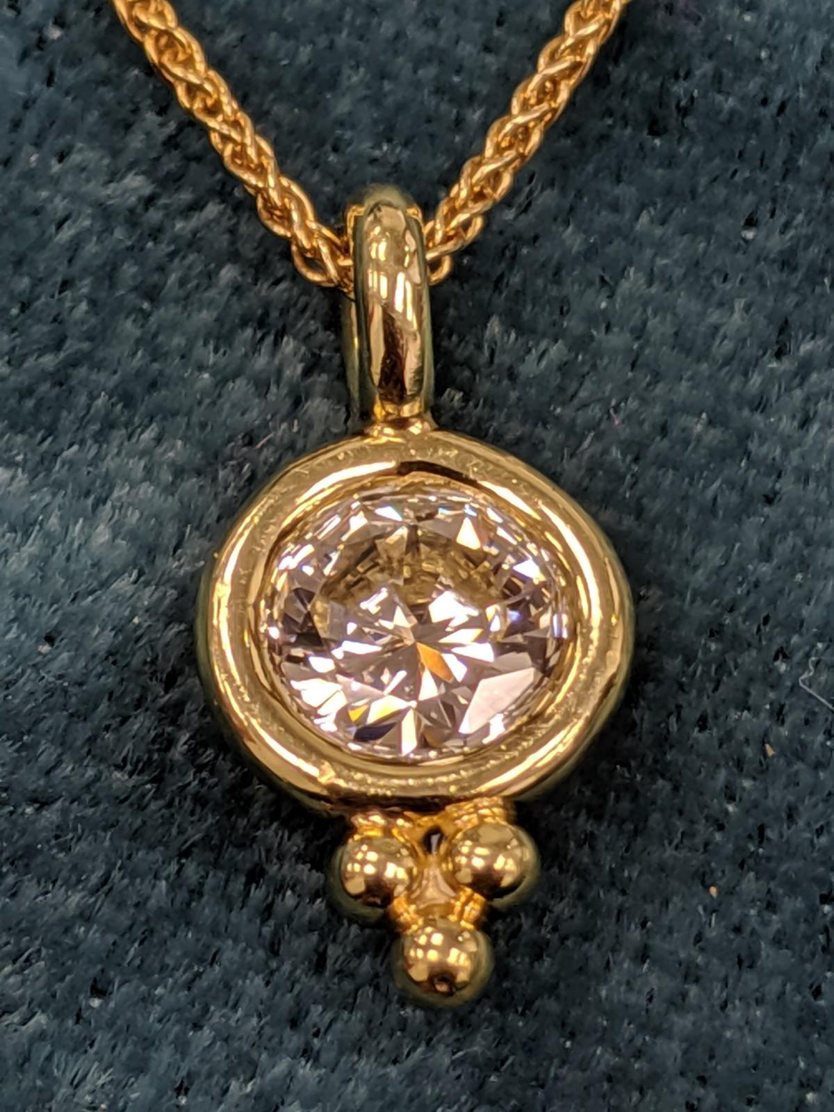 Néo-étrusque Pendentif trèfle en or jaune 18 carats avec diamants d'un carat, certifié GIA en vente